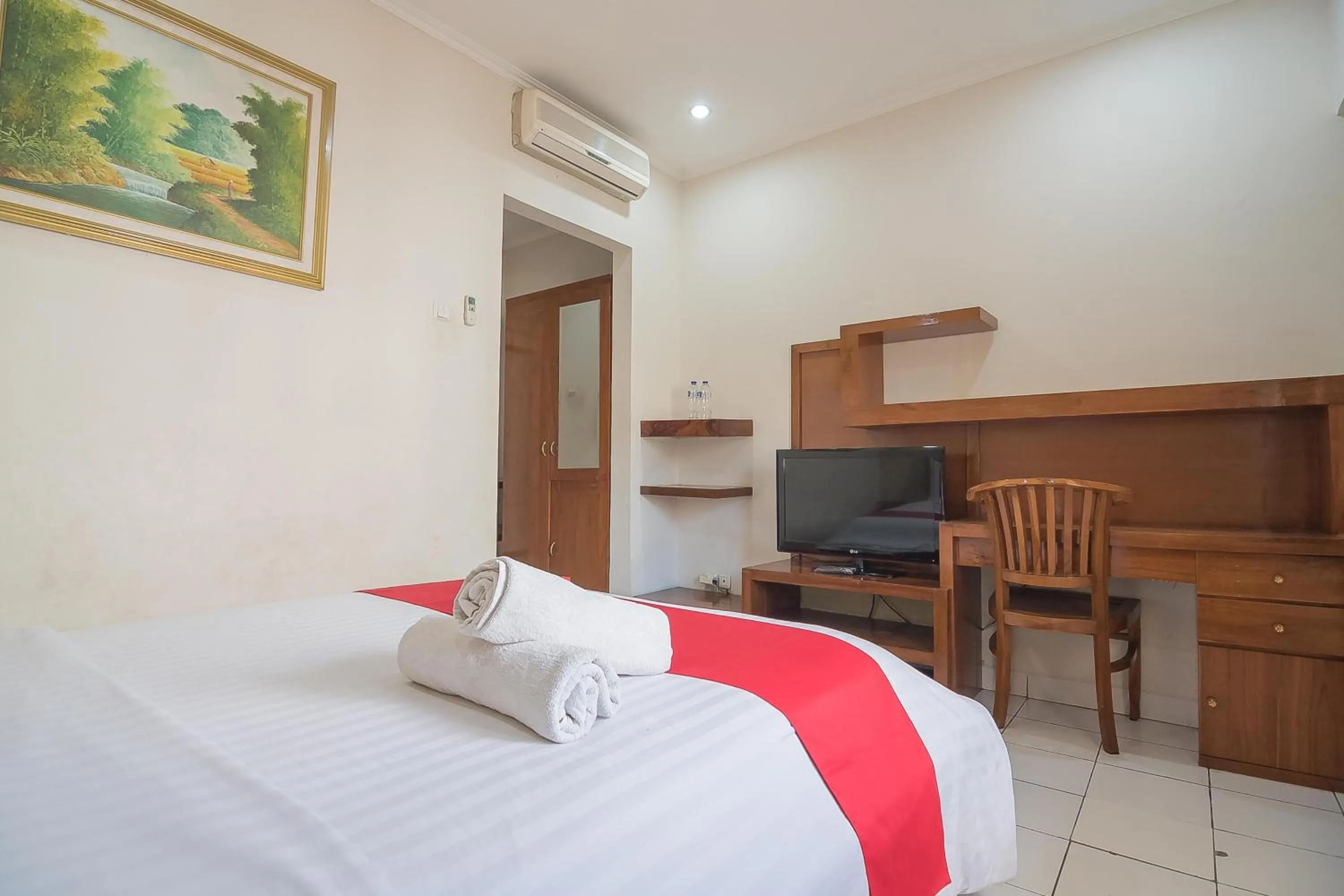 Bedroom, Bed in RedDoorz at Amellia Pasteur Bandung