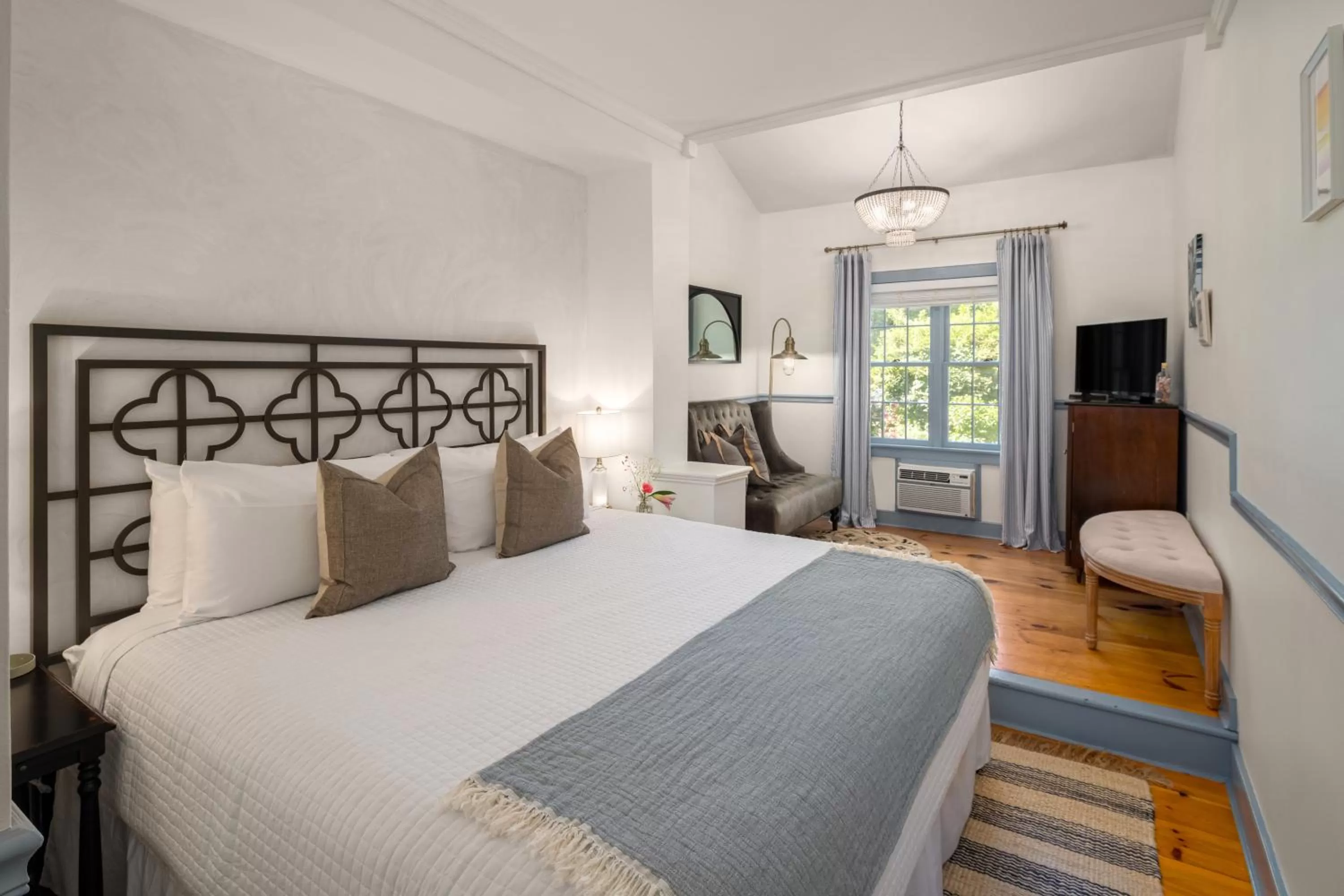 Photo of the whole room, Bed in Inn at Silver Maple Farm