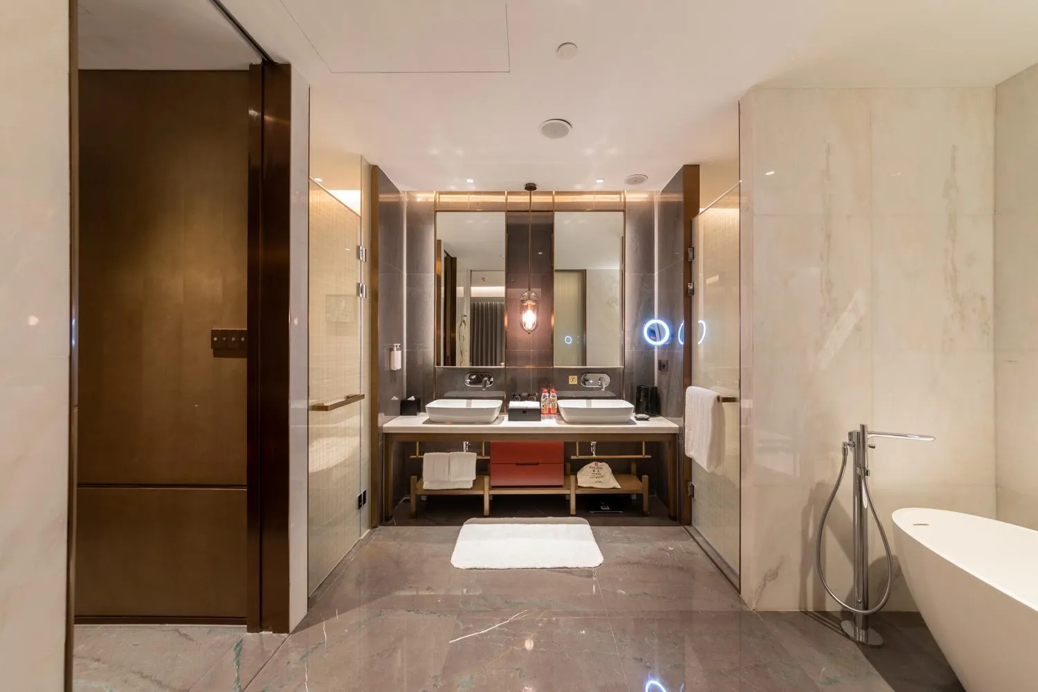 Bathroom in HUALUXE Xi'an Chanba by IHG-西安浐灞华邑酒店-Near Xi'an International Convention Exhibition Center and Shopping mall and The Romantic show of Xi'an-Free Luggage Storage-English Service