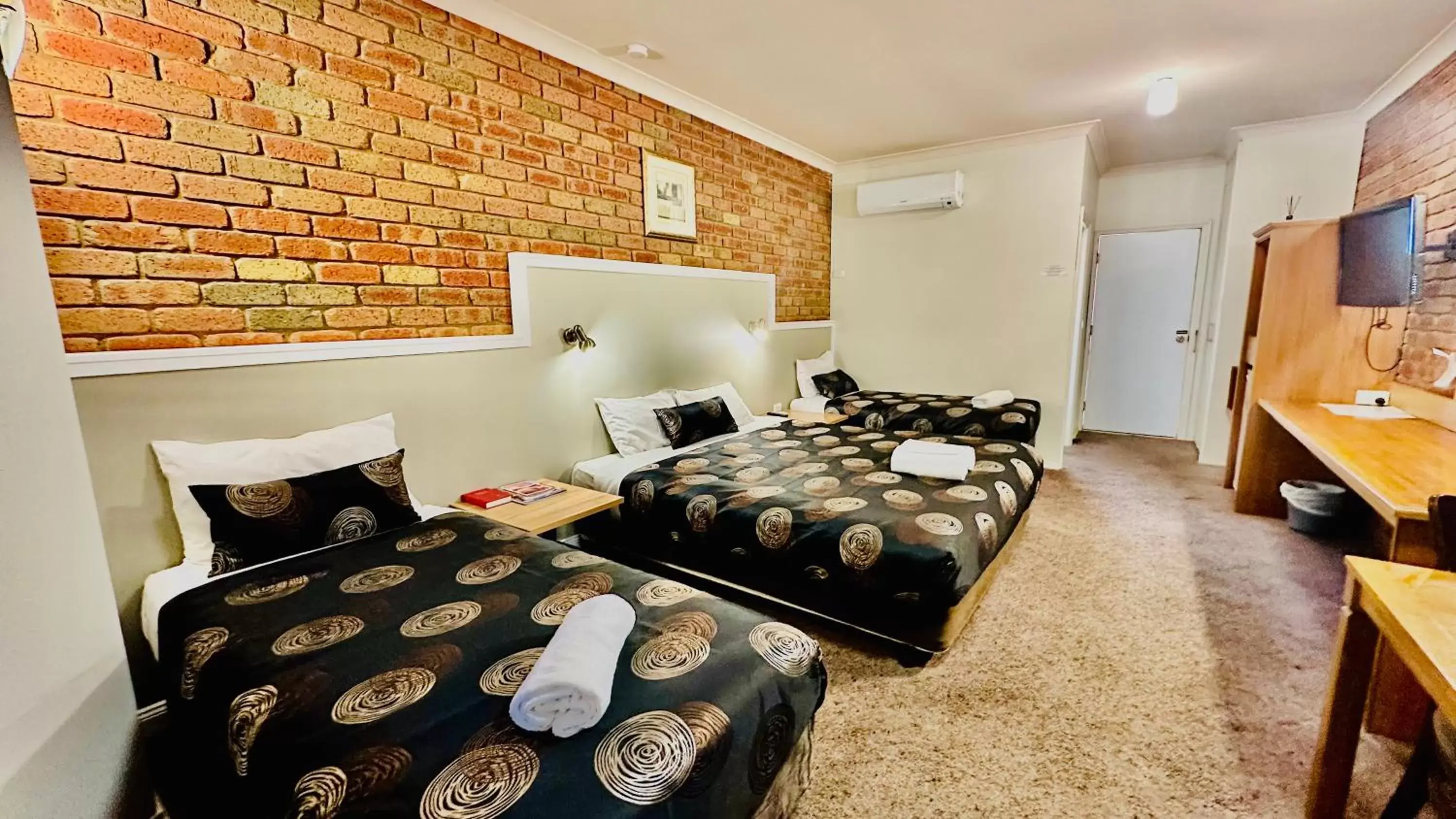 Family Room with Garden View in Early Australian Motor Inn Family Room with Garden View in Early Australian Motor Inn