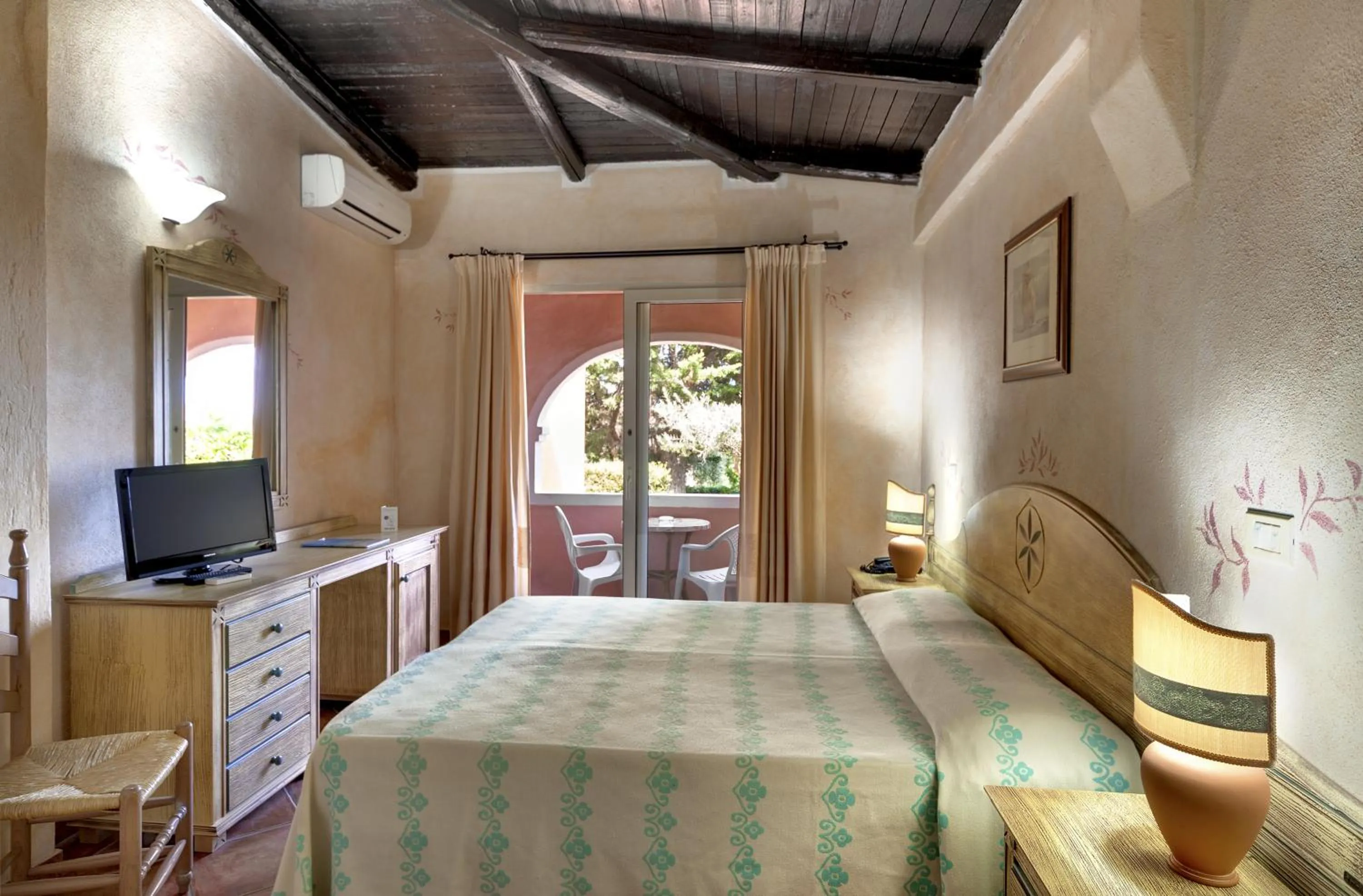 Balcony/Terrace, Bed in Colonna Beach Hotel Marinella