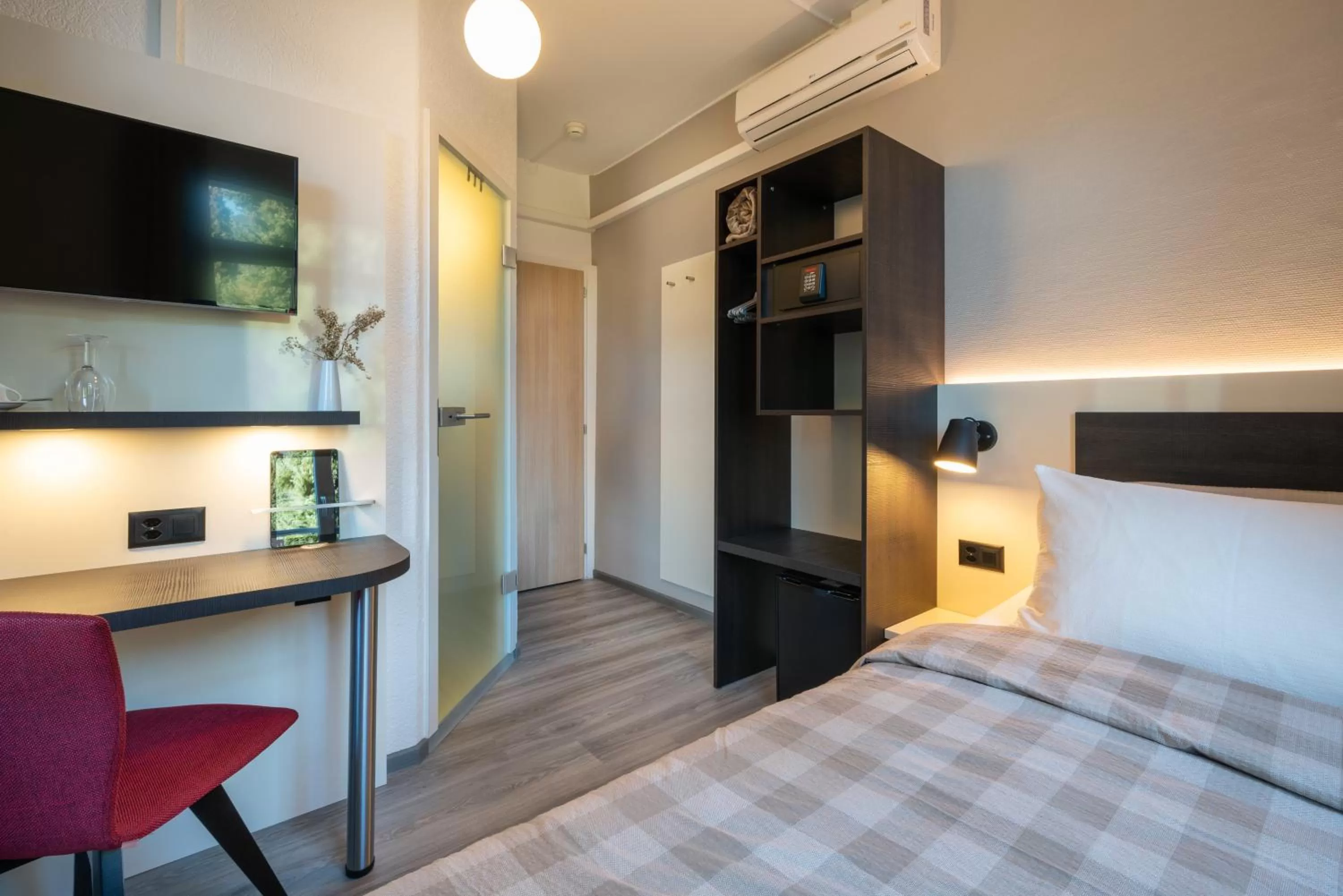 Photo of the whole room, Bed in Hotel Derby Interlaken - self check-in