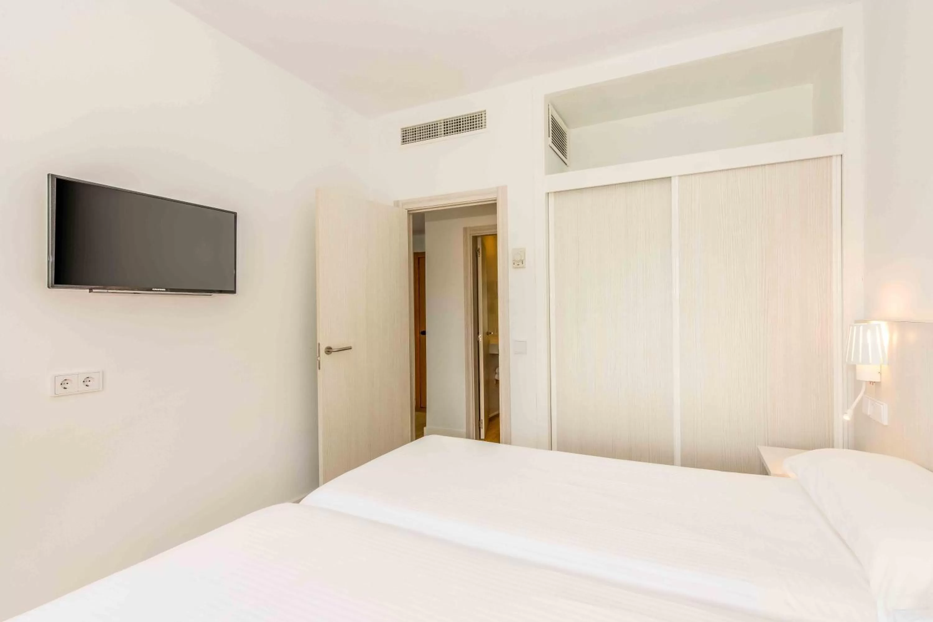 Photo of the whole room, Bed in Valentin Park Club