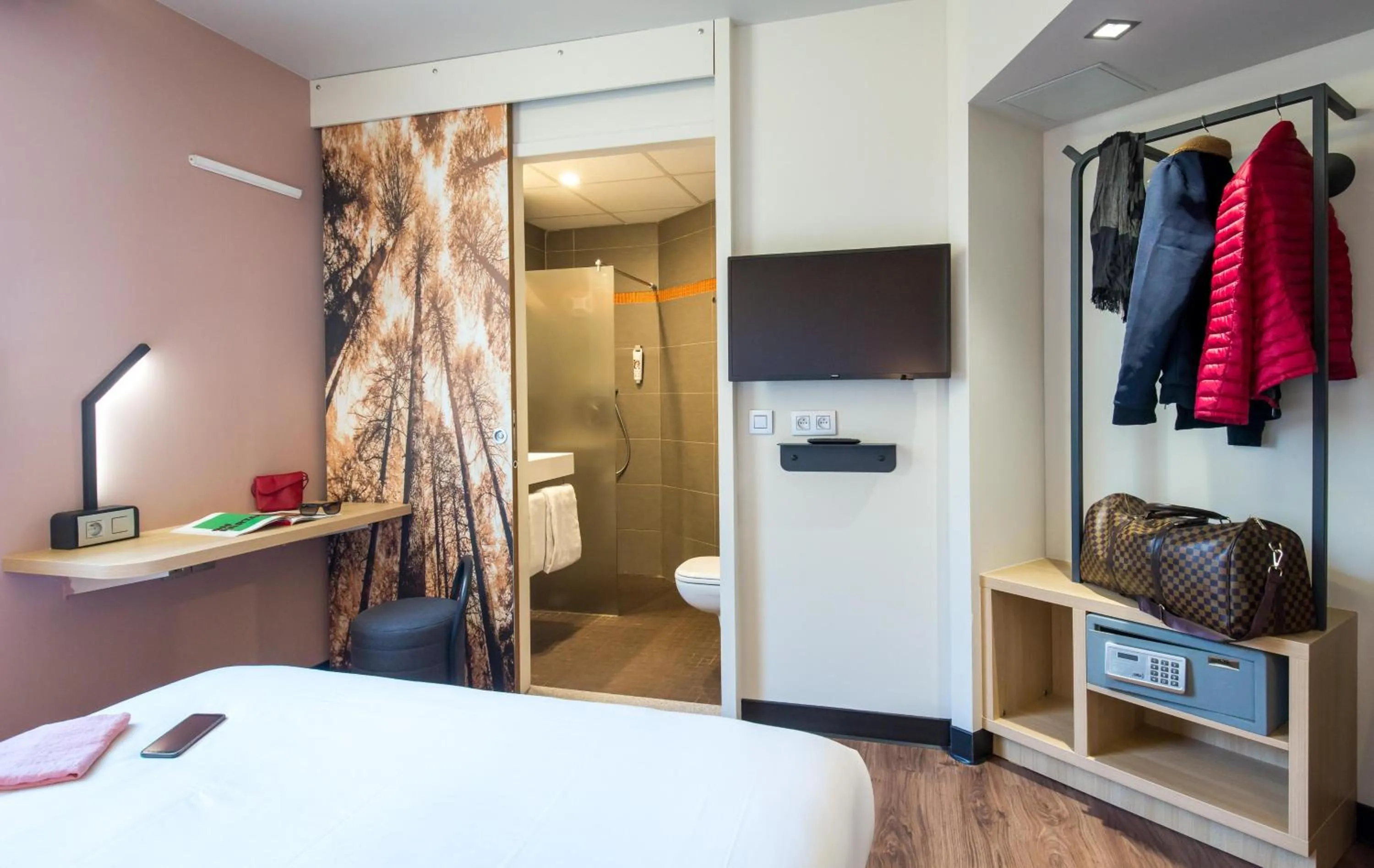 Bedroom, Bed in B&B HOTEL Marseille Centre La Timone