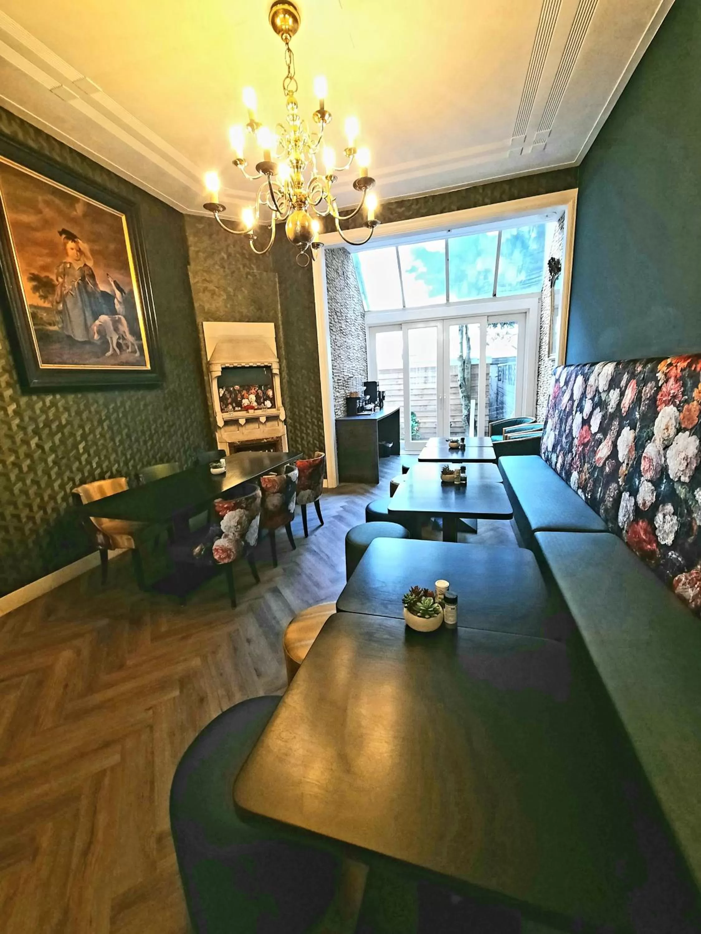 Restaurant/places to eat in Hotel Washington