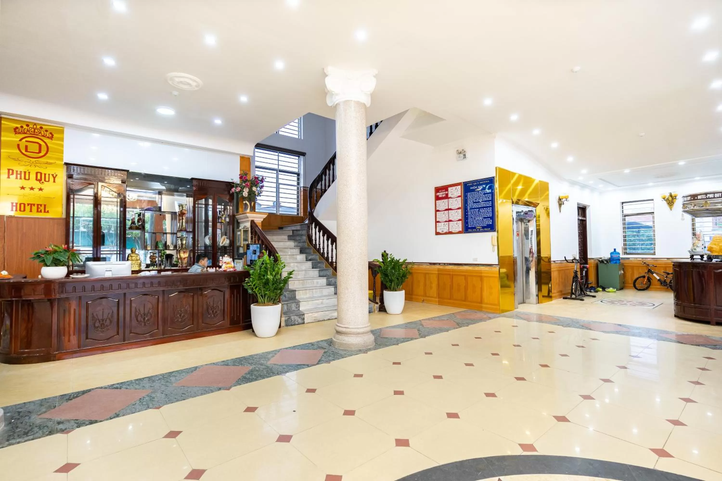 PHÚ QUÝ HOTEL near ĐÔNG KINH MARKET