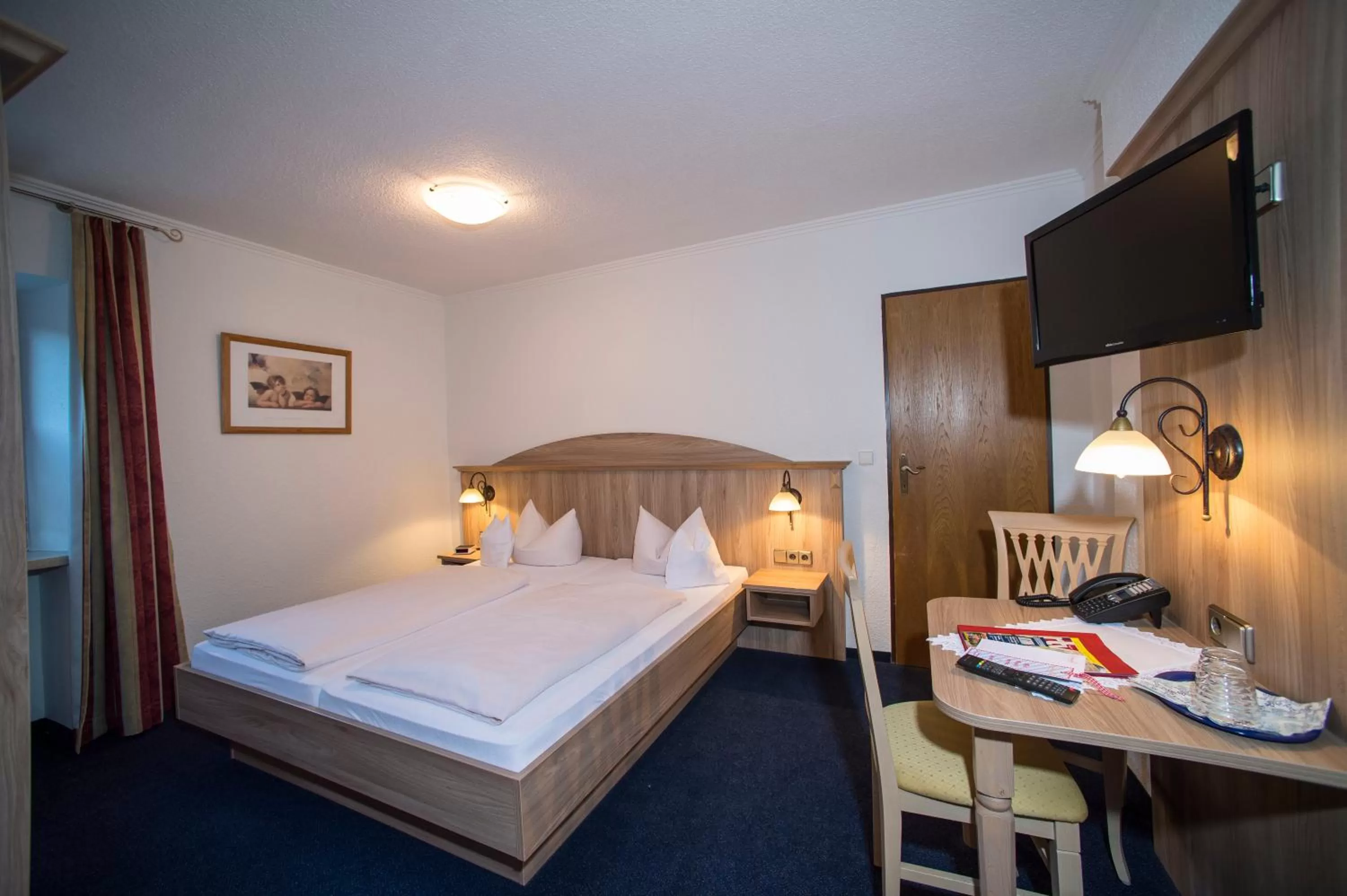 Photo of the whole room, Bed in Aktivhotel & Gasthof Schmelz Ihr familienfreundliches Urlaubs Hotel mit Wellness Almsauna ab Februar Chiemgau Karte