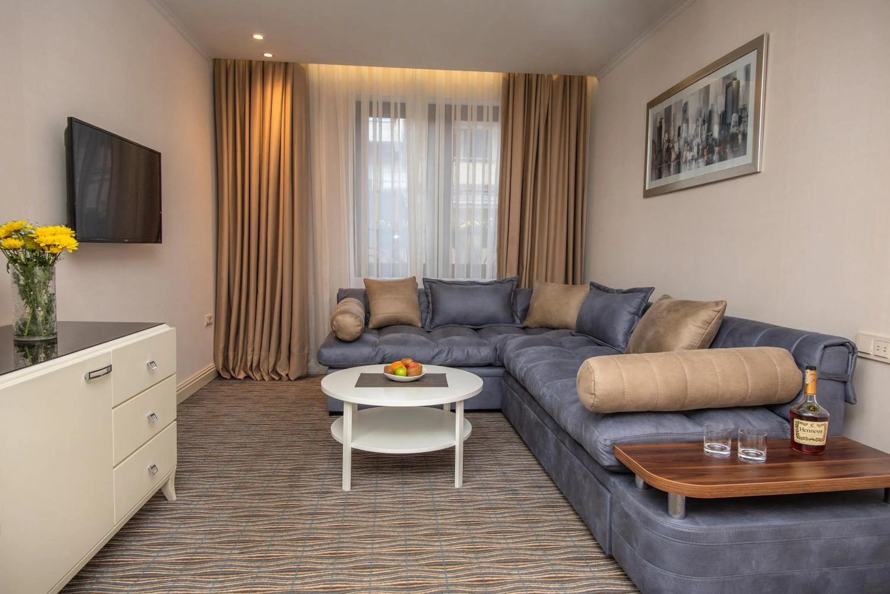 Living room in City Avenue Hotel