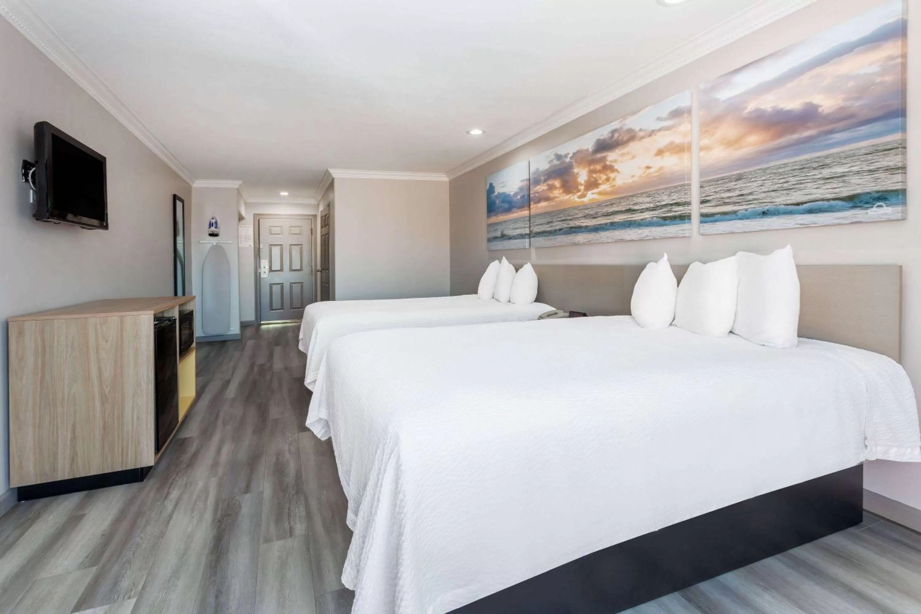 Photo of the whole room, Bed in Days Inn by Wyndham Santa Monica