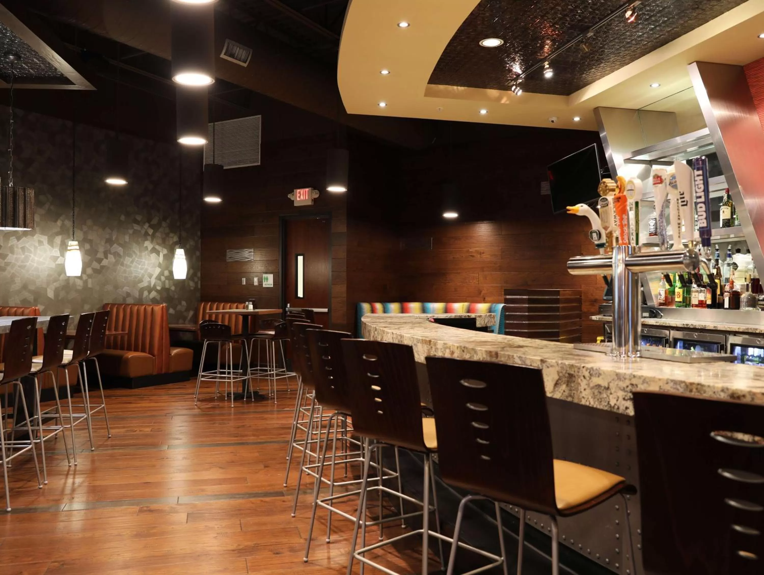 Lounge or bar in Doubletree By Hilton Omaha Southwest, Ne