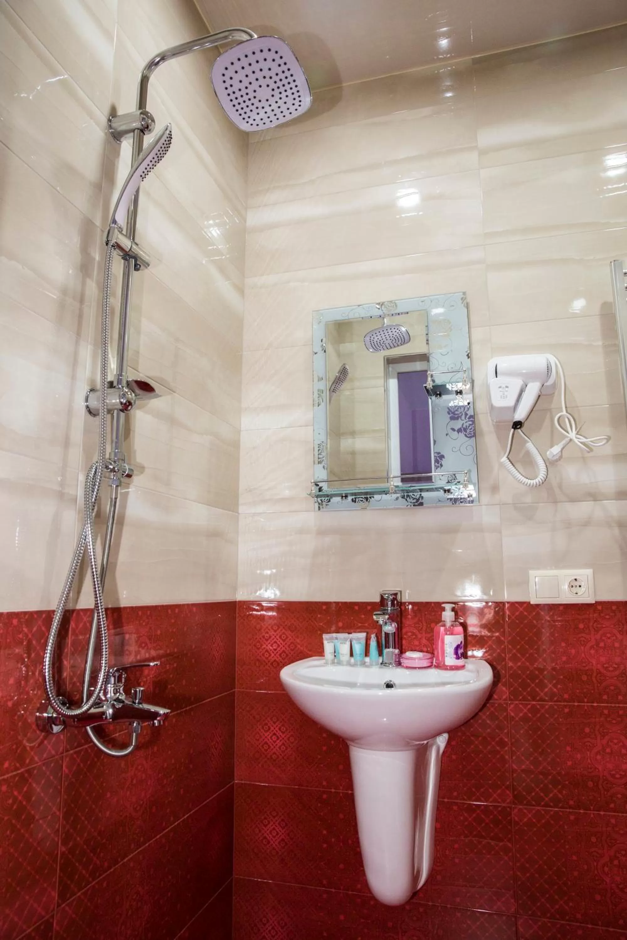 Shower, Bathroom in Hotel Maria