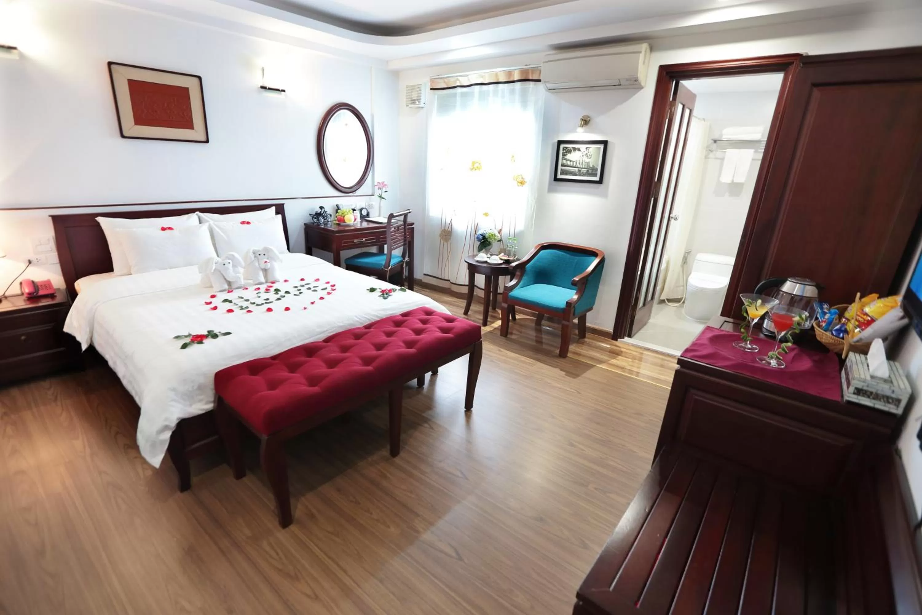 Photo of the whole room, Bed in Hanoi Siva Luxury Hotel & Travel