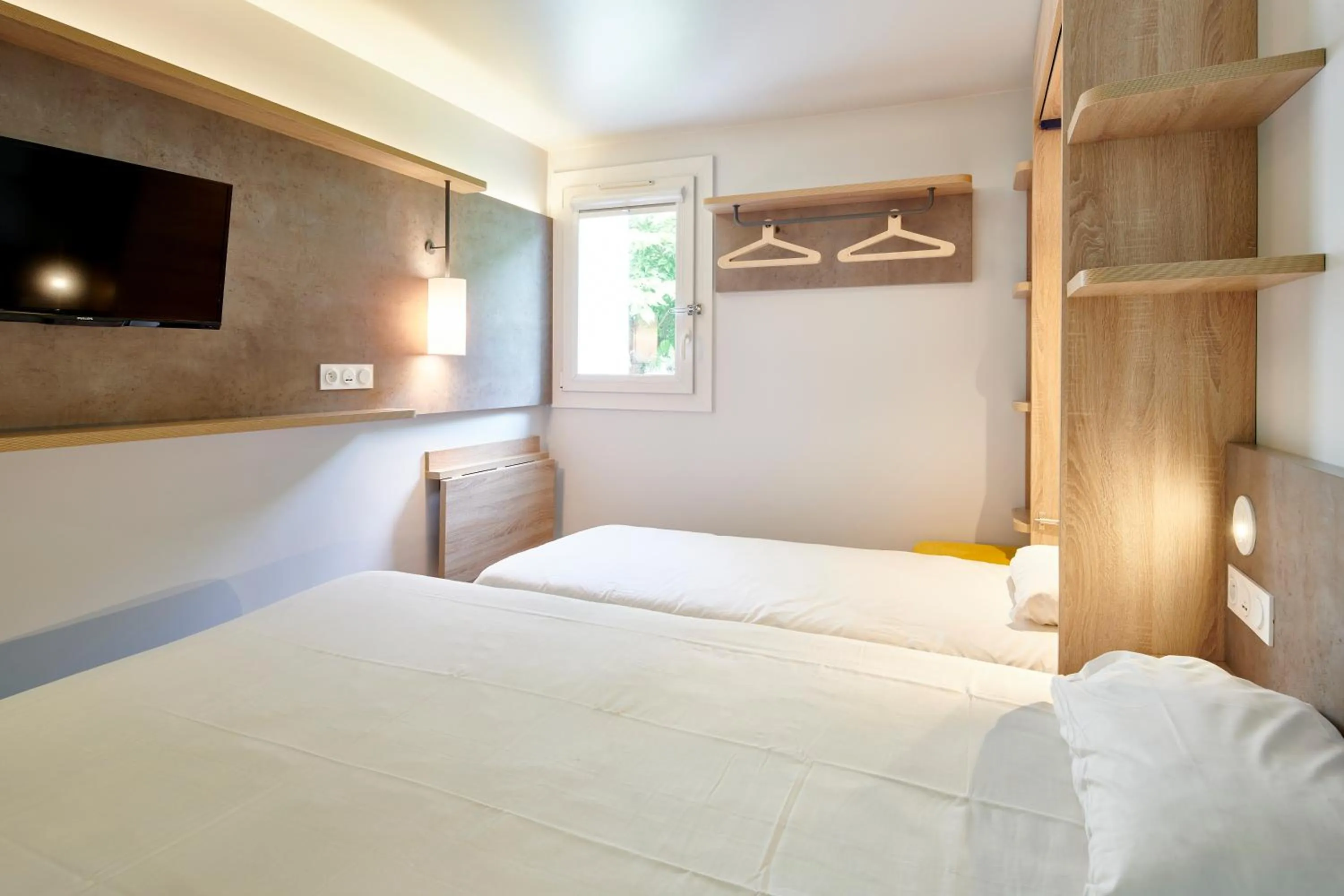 Photo of the whole room, Bed in ibis budget Bayonne