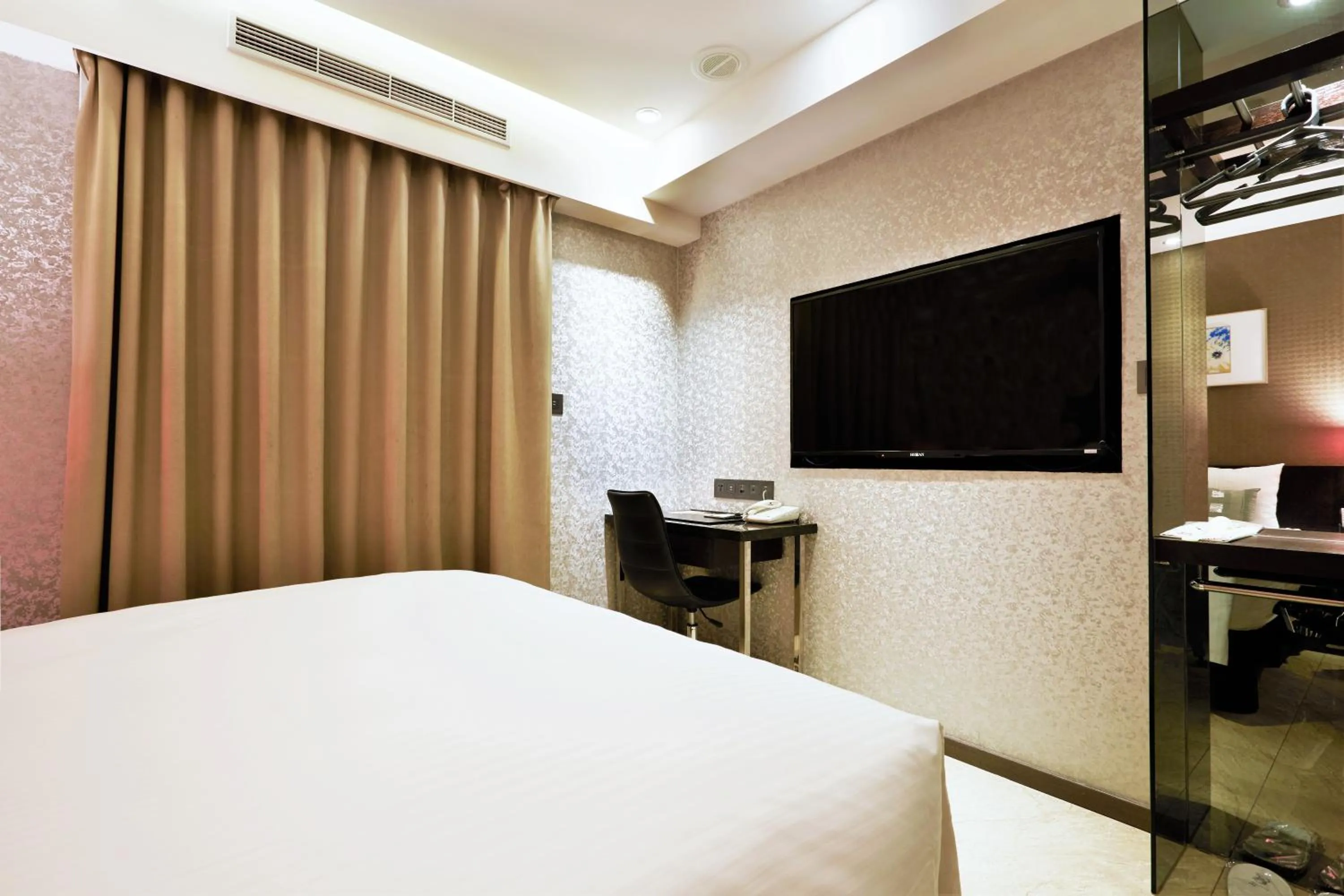 Bedroom, Bed in Beauty Hotels Taipei - Hotel Bfun