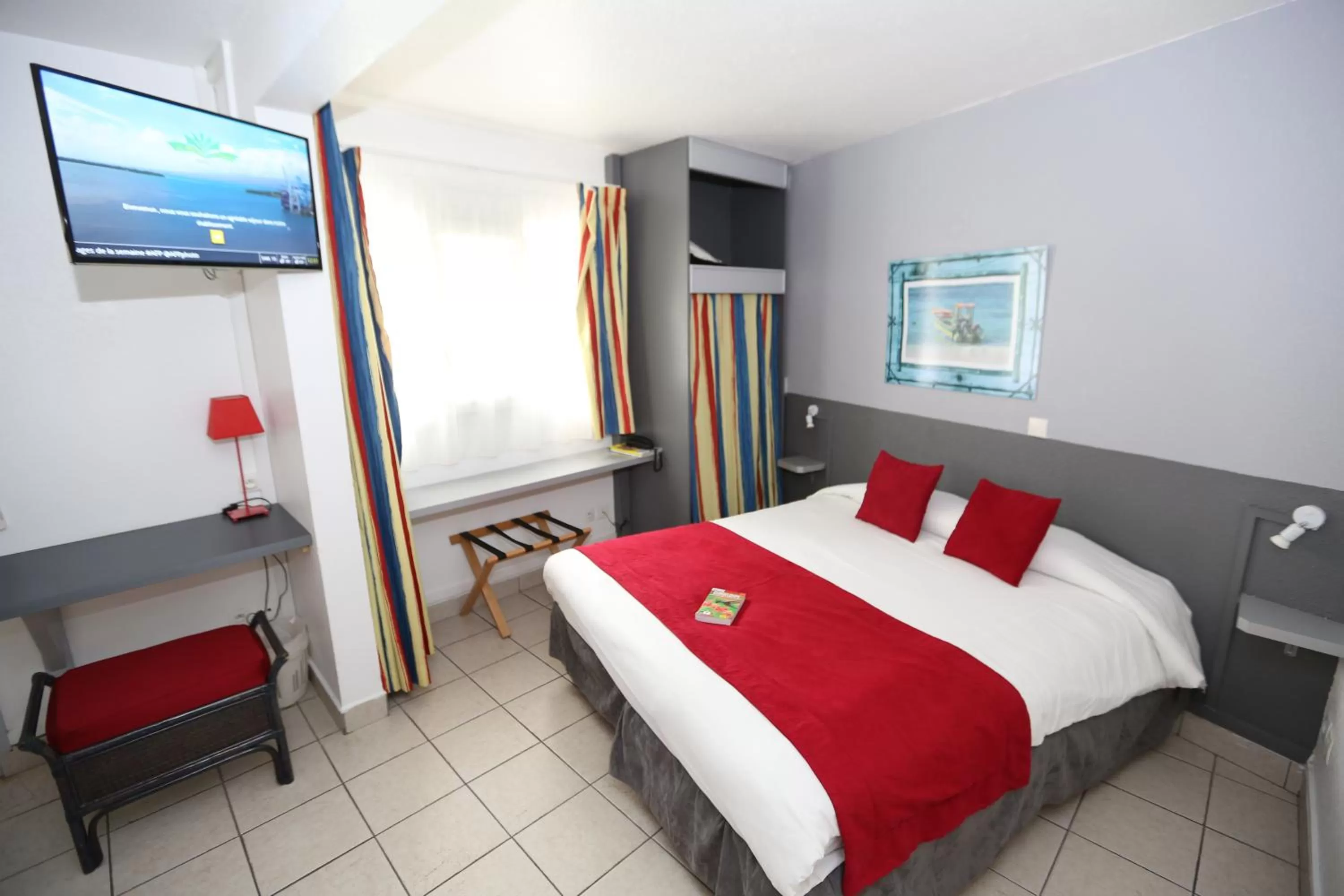 TV and multimedia, Bed in Hotel La Maison Creole
