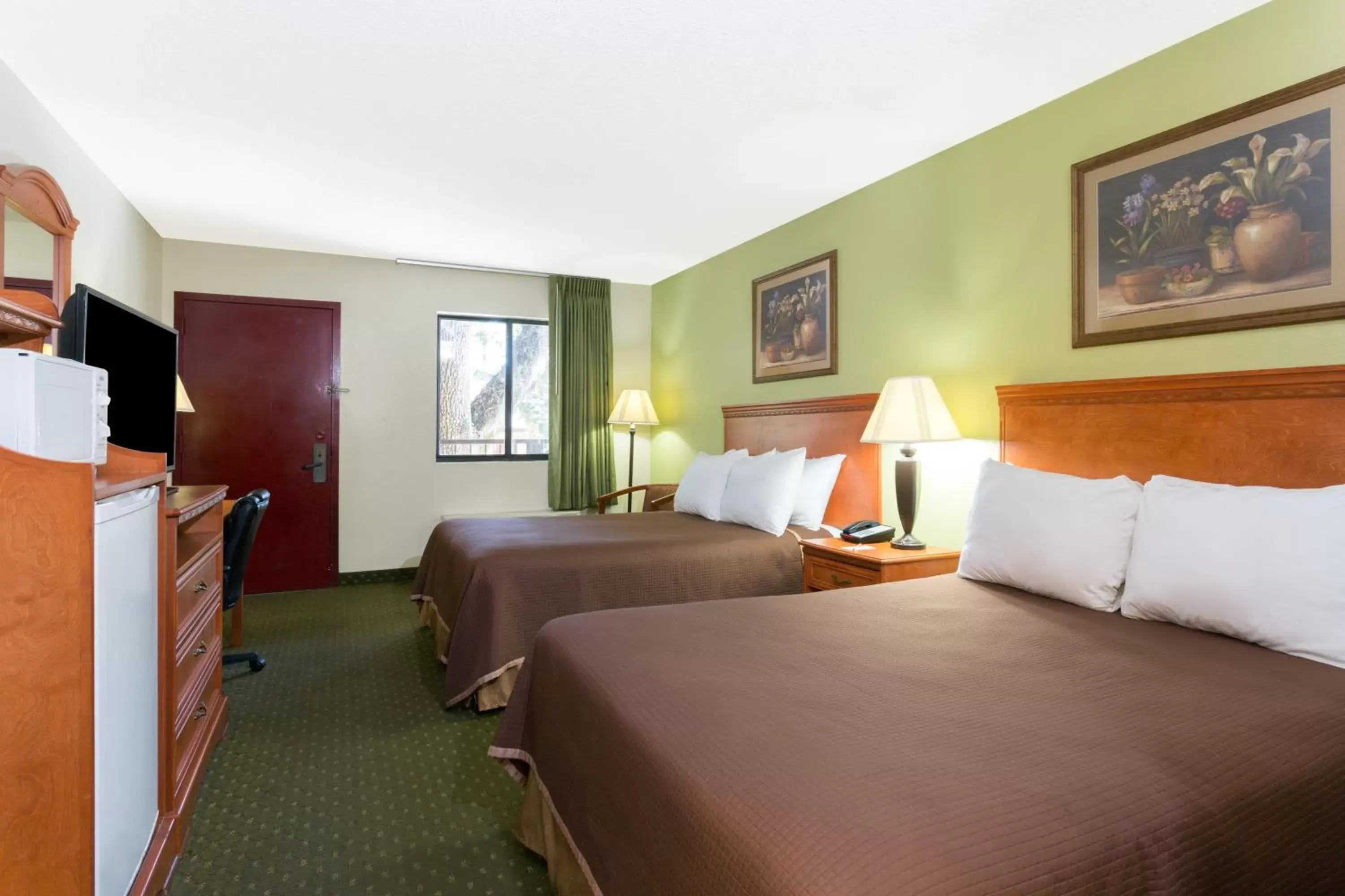 Double Room with Two Double Beds and Bath Tub - Mobility/Hearing Accessible - Non-Smoking in Howard Johnson by Wyndham Tallahassee Double Room with Two Double Beds and Bath Tub - Mobility/Hearing Accessible - Non-Smoking in Howard Johnson by Wyndham Tallahassee