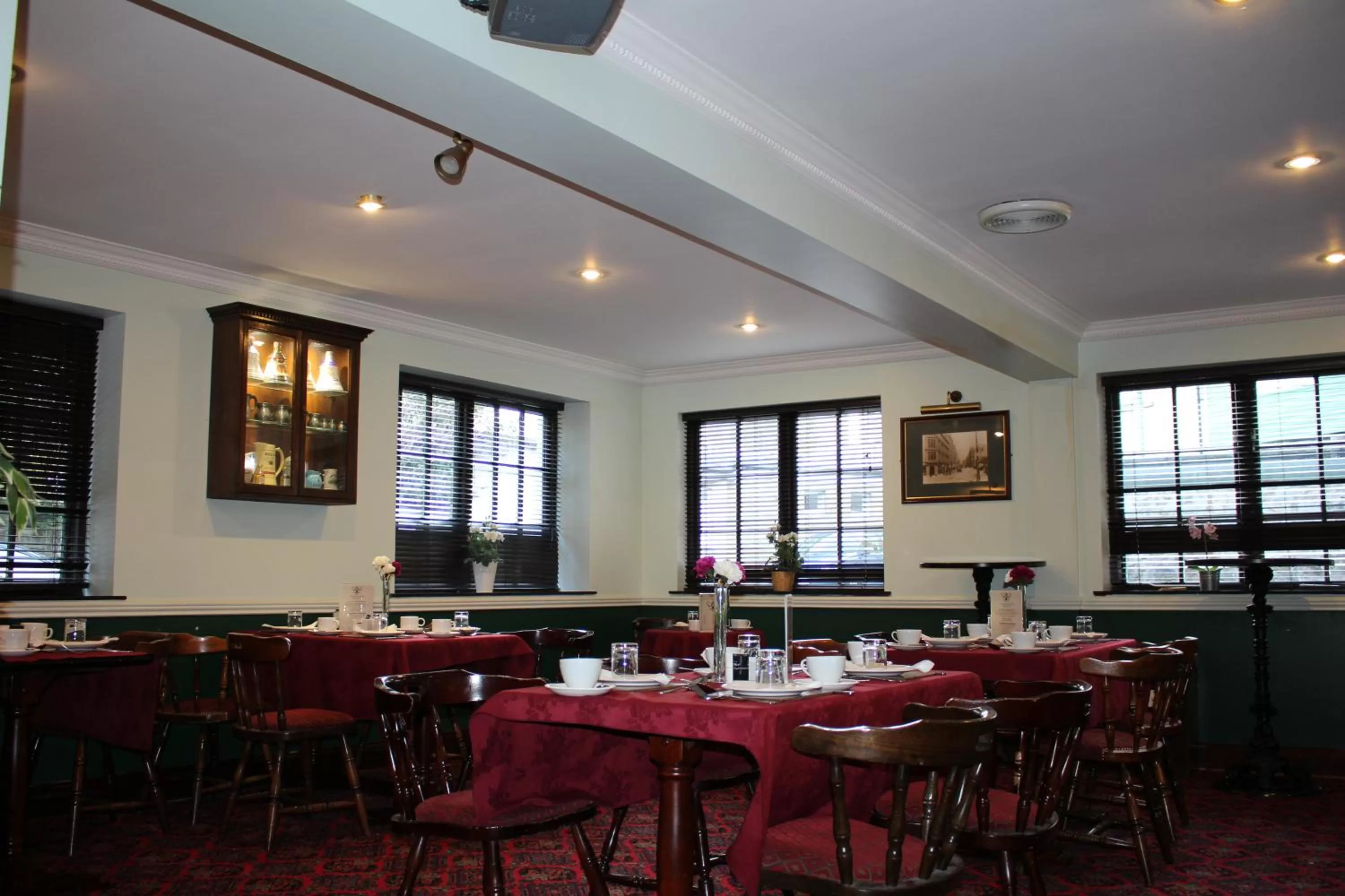 Restaurant/Places to Eat in Ardmillan Hotel