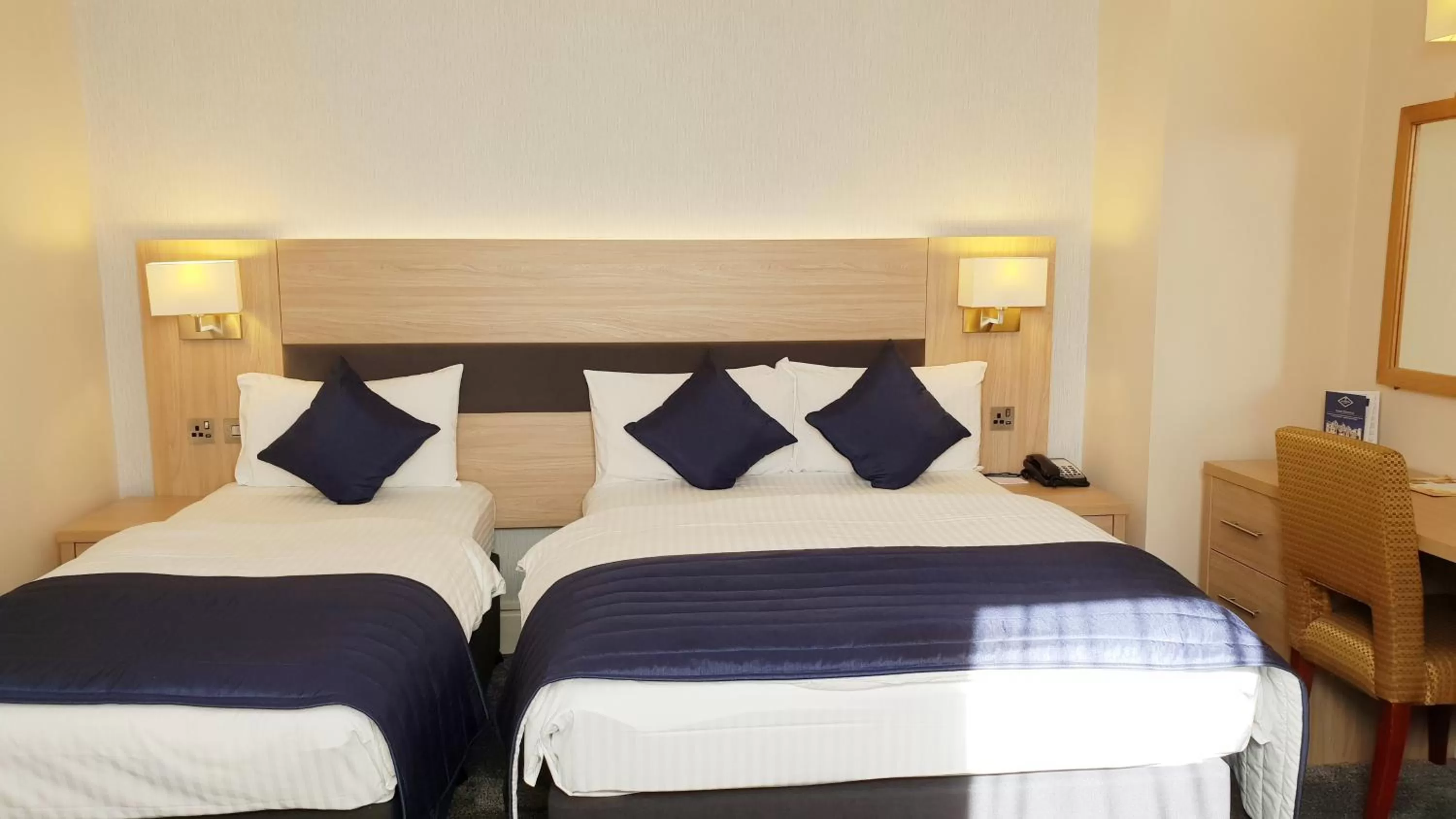 Photo of the whole room, Bed in The Empress Hotel