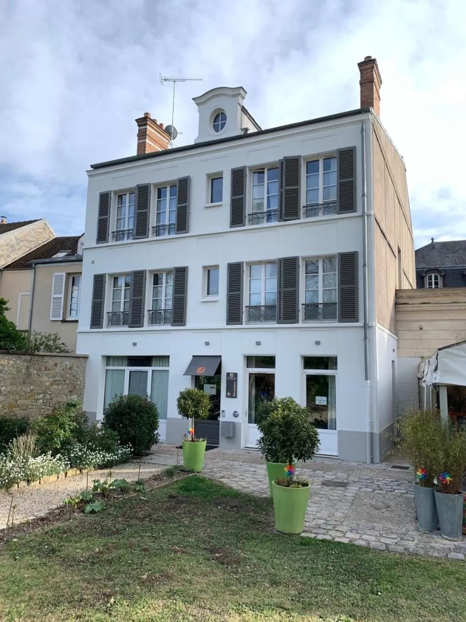 Property building in The Originals Boutique, Hôtel Victoria, Fontainebleau