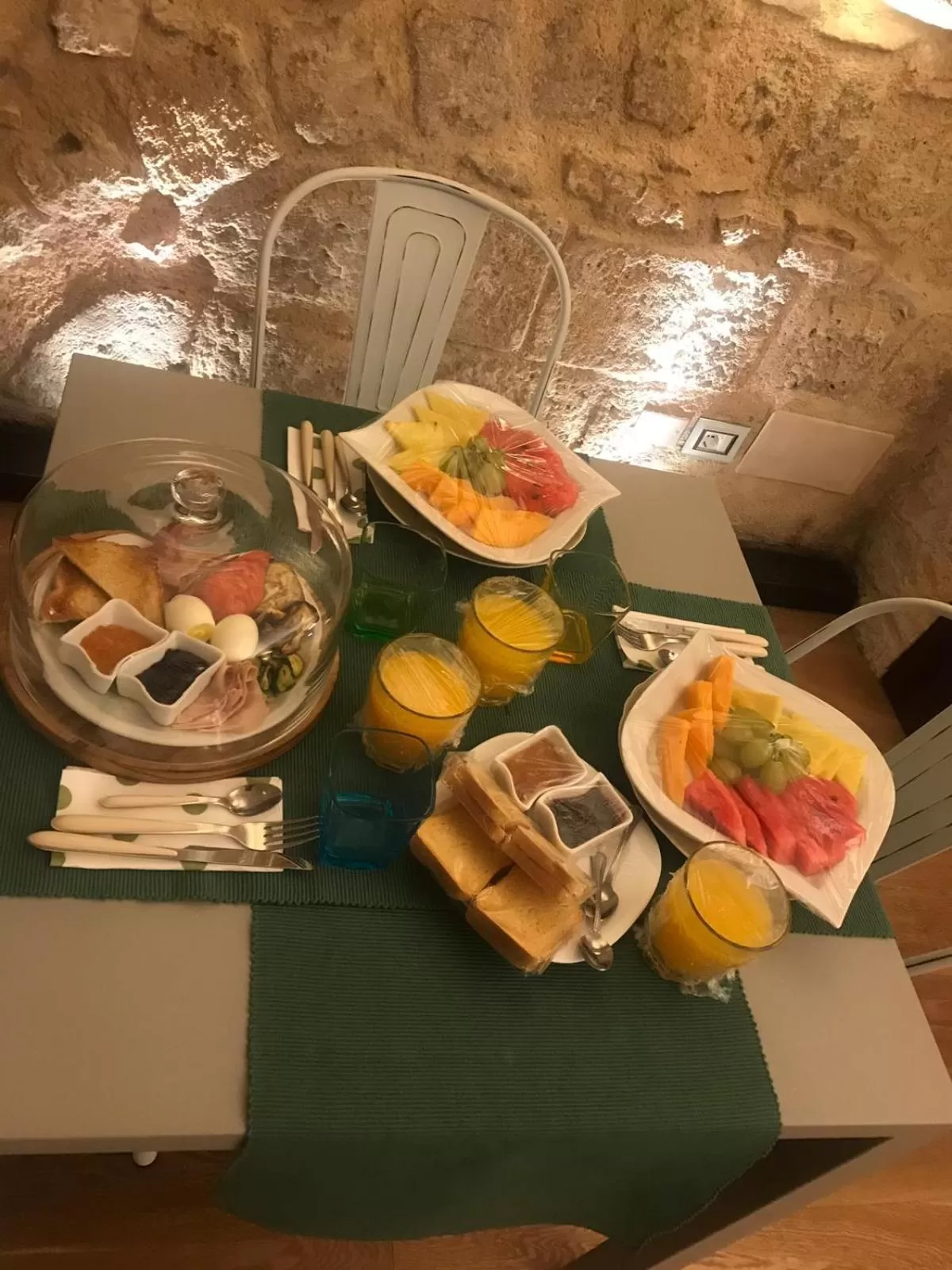 Food and drinks in Edward Rooms & Wellness B&B