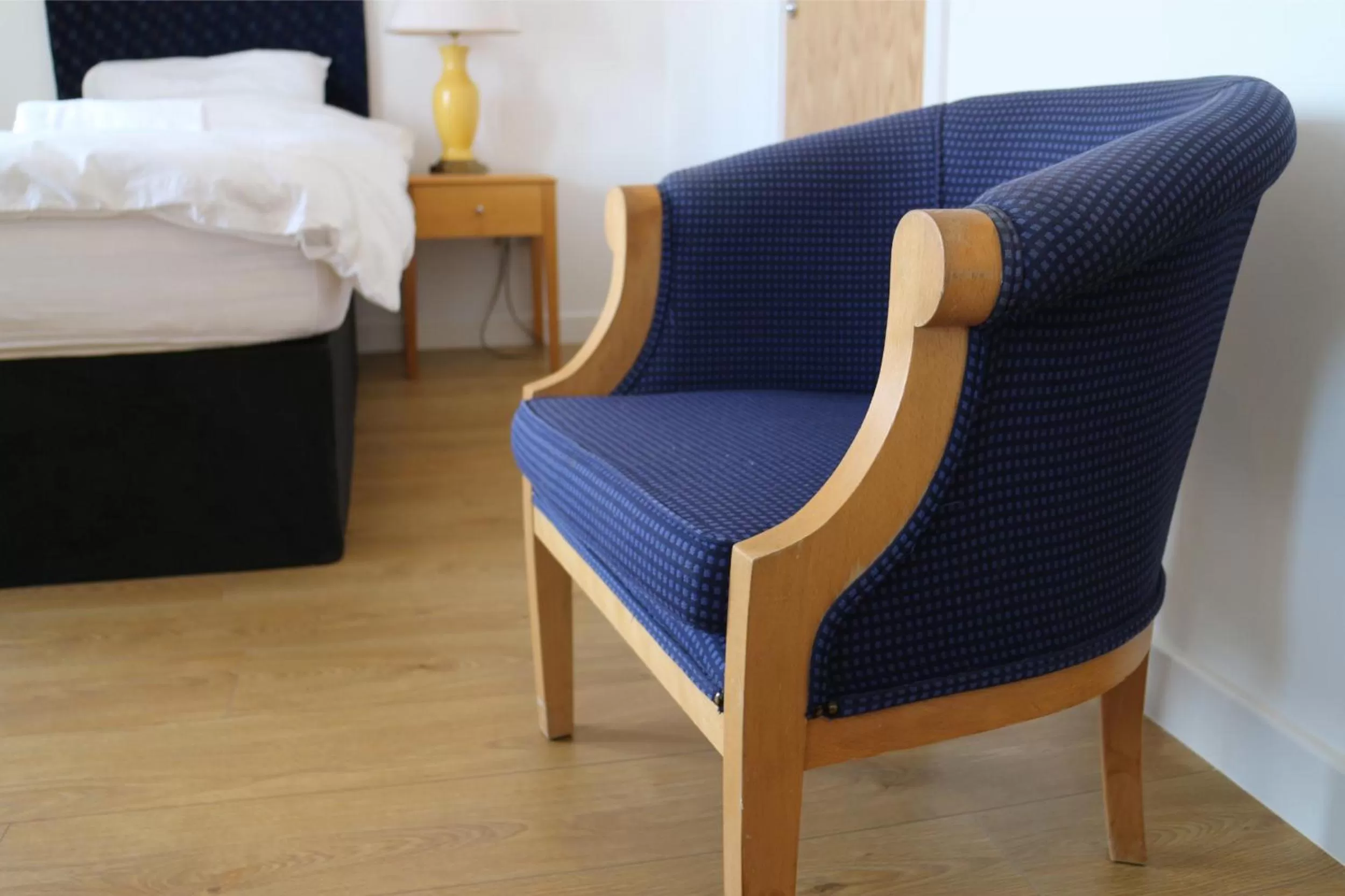 Seating area, Bed in Oscar Lodge