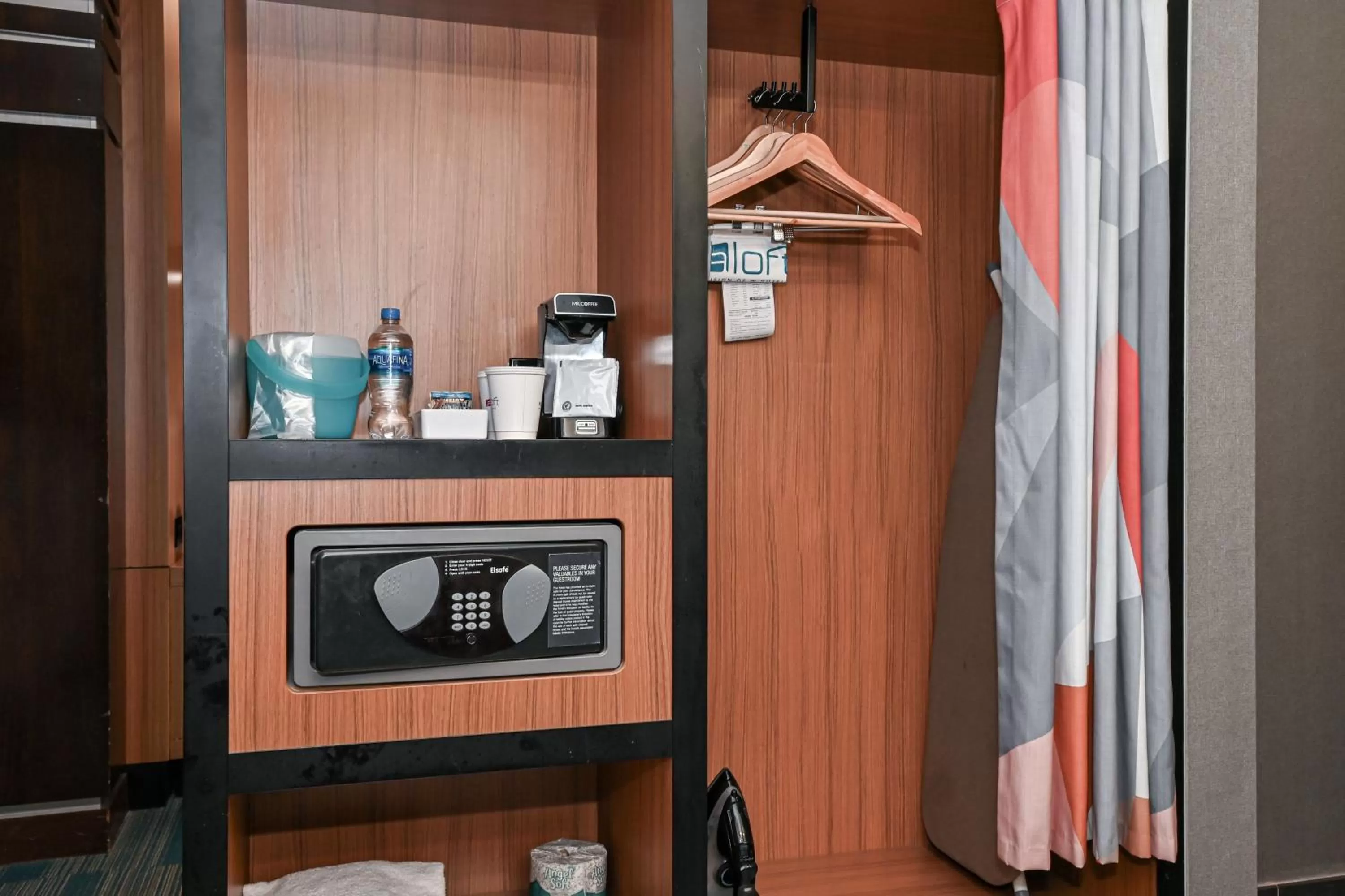 Photo of the whole room in Aloft Charlotte City Center