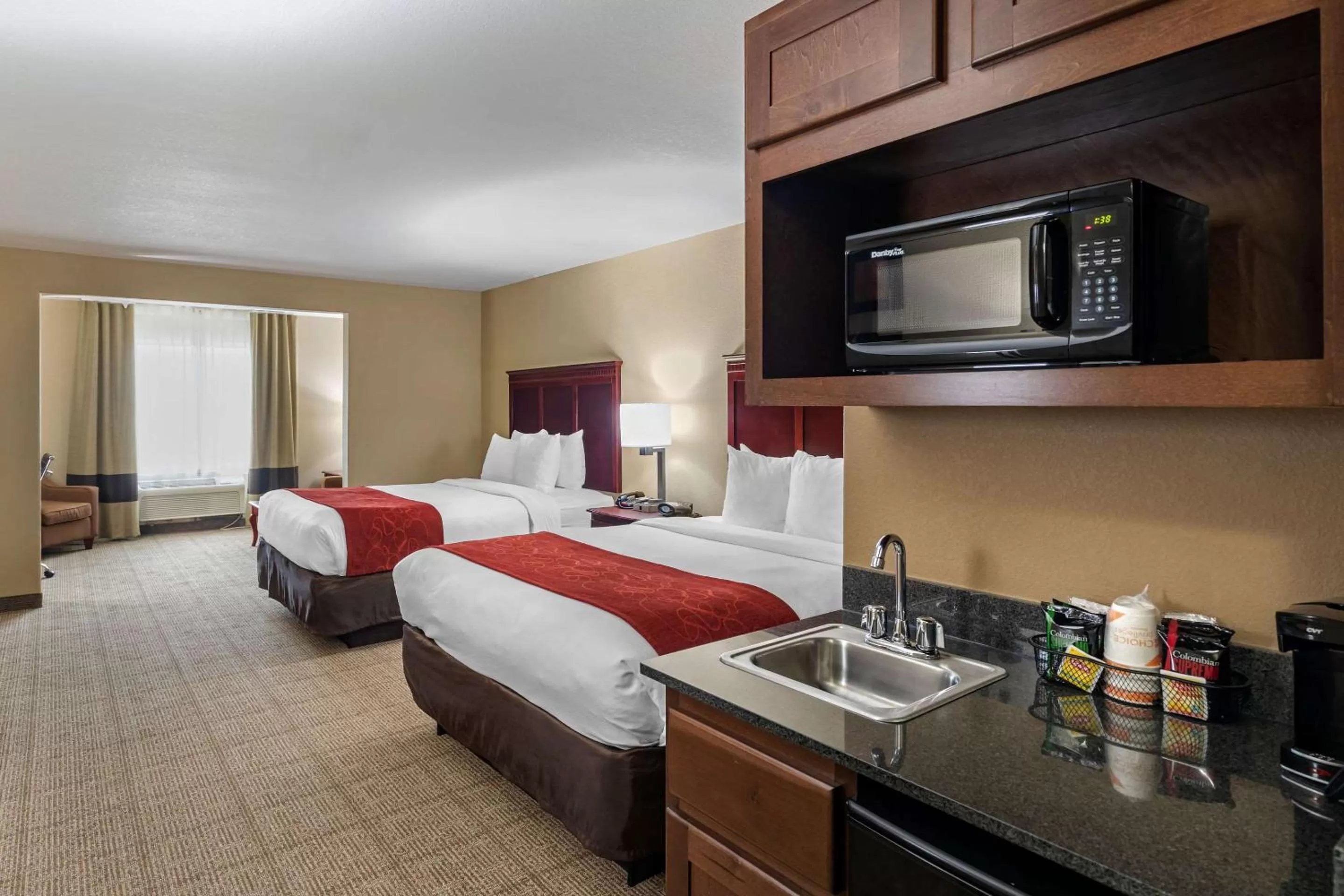 Photo of the whole room, Bed in Comfort Suites Ennis