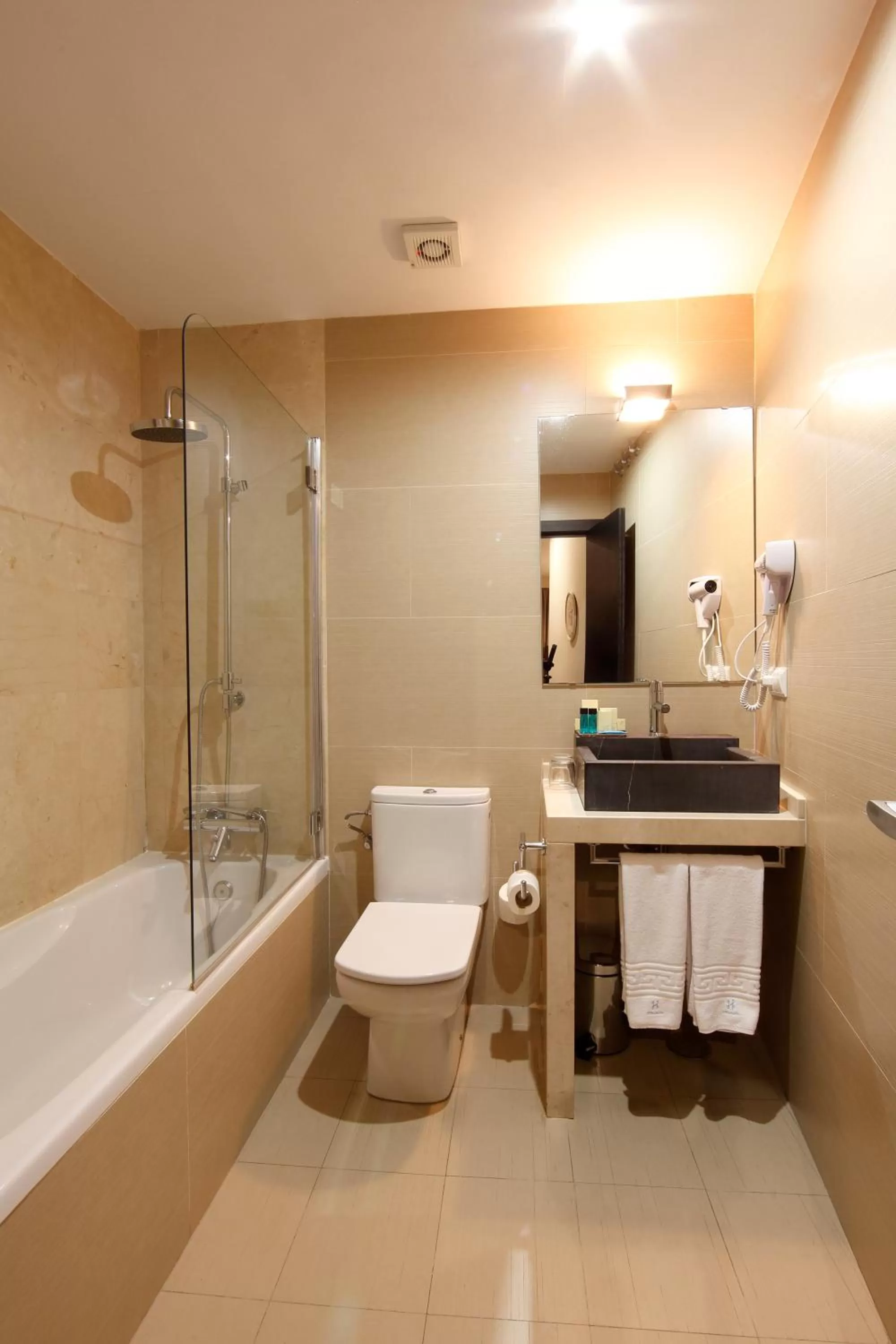 Toilet in YIT El Postigo