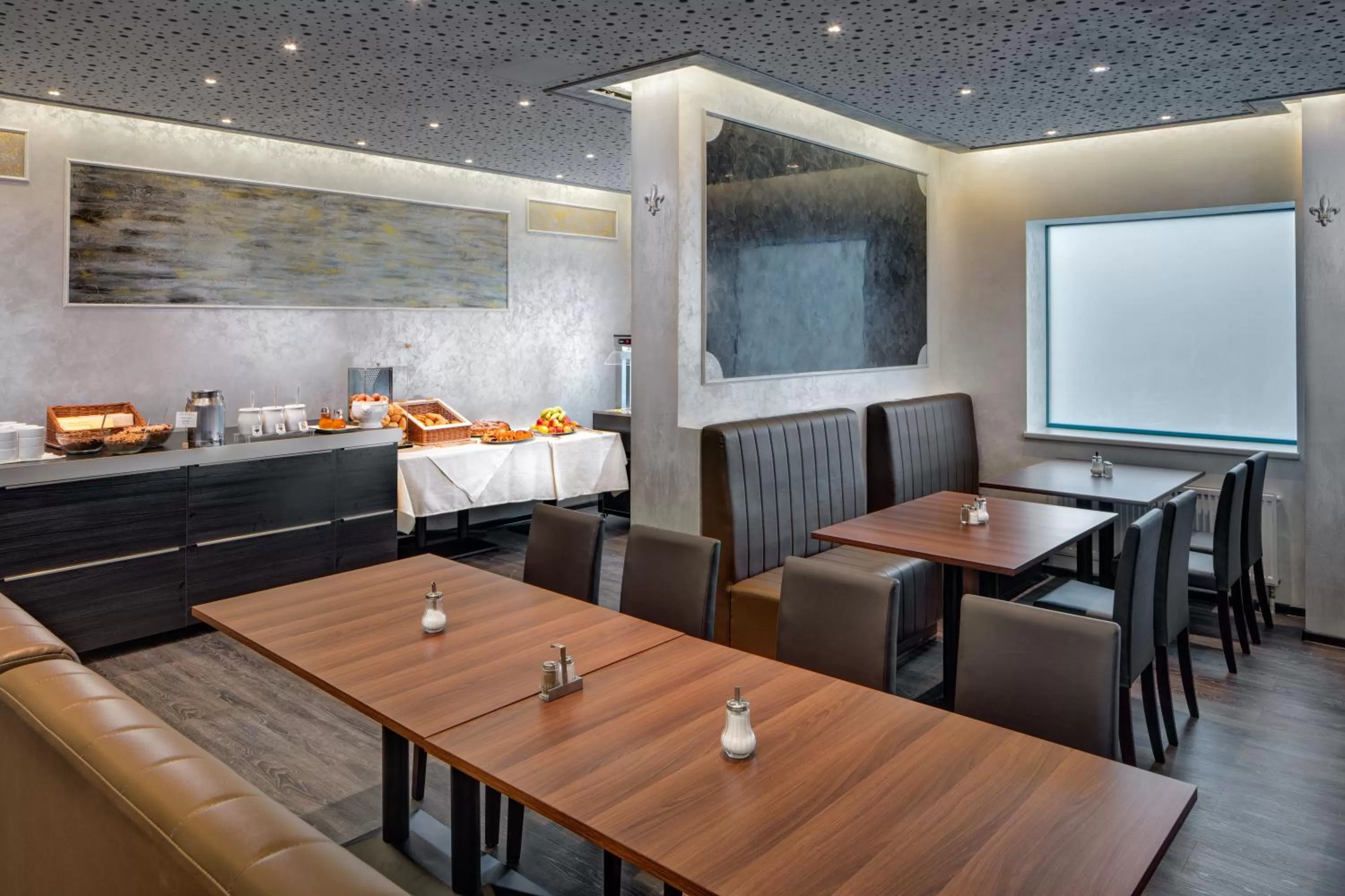 Restaurant/places to eat in Amedia Express Prague, Trademark Collection by Wyndham