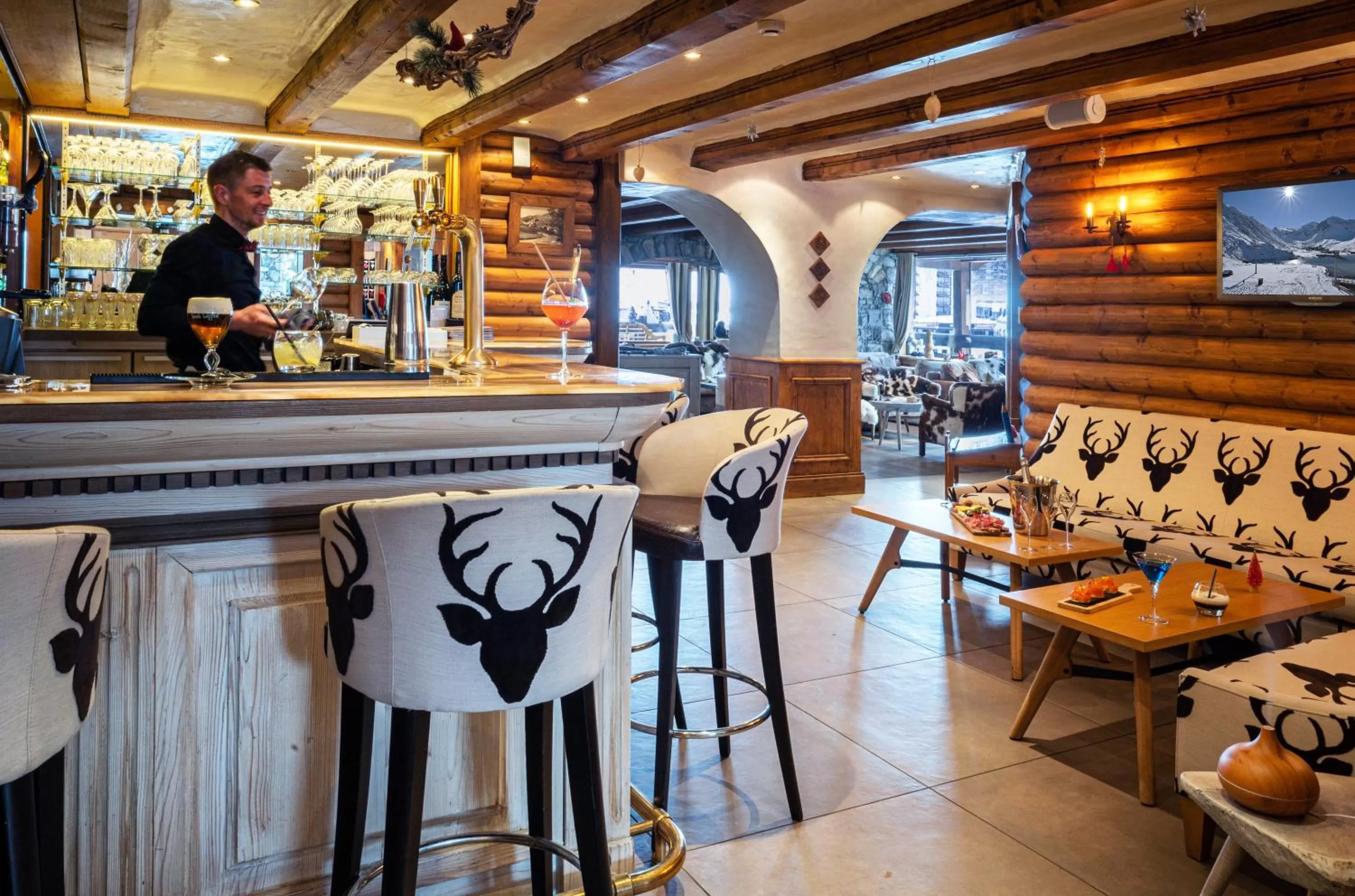 Lounge or bar in Hôtel les Campanules by Les Etincelles