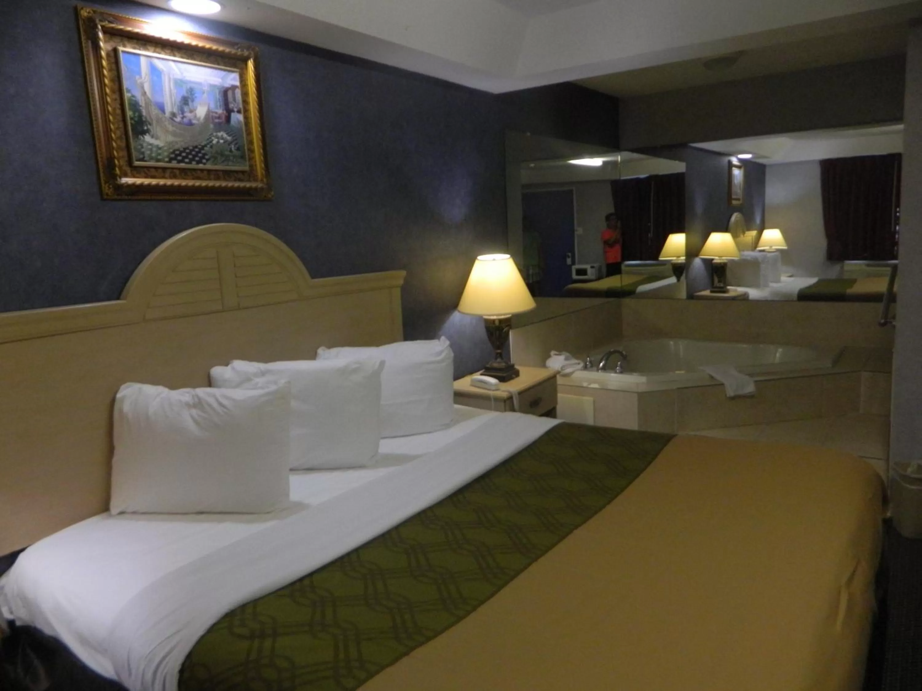 Bed in Village Inn & Suites - Smithville