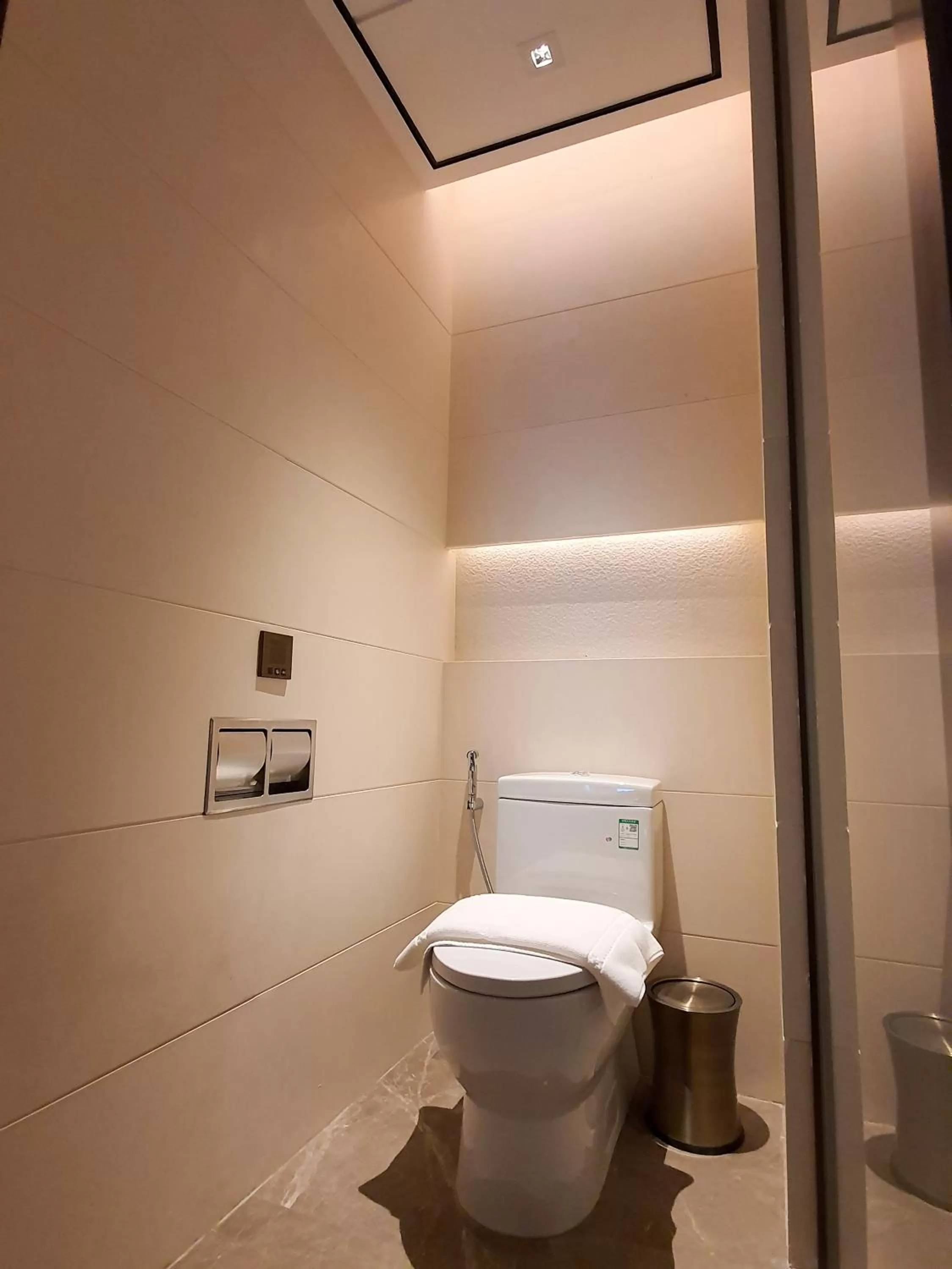 Toilet in Howard Johnson Plaza by Wyndham Blue Bay Sihanoukville