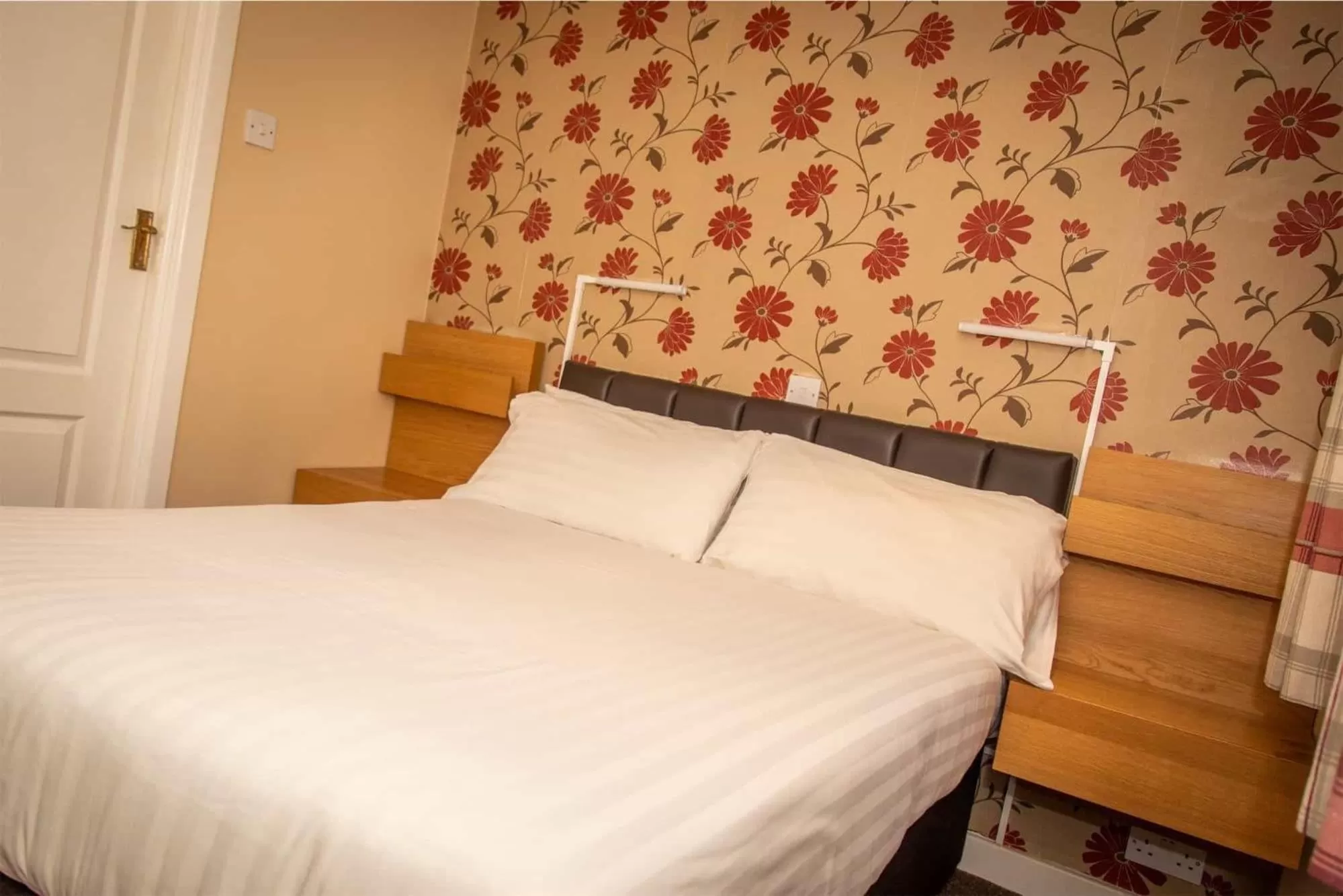 Bedroom, Bed in The Lawton