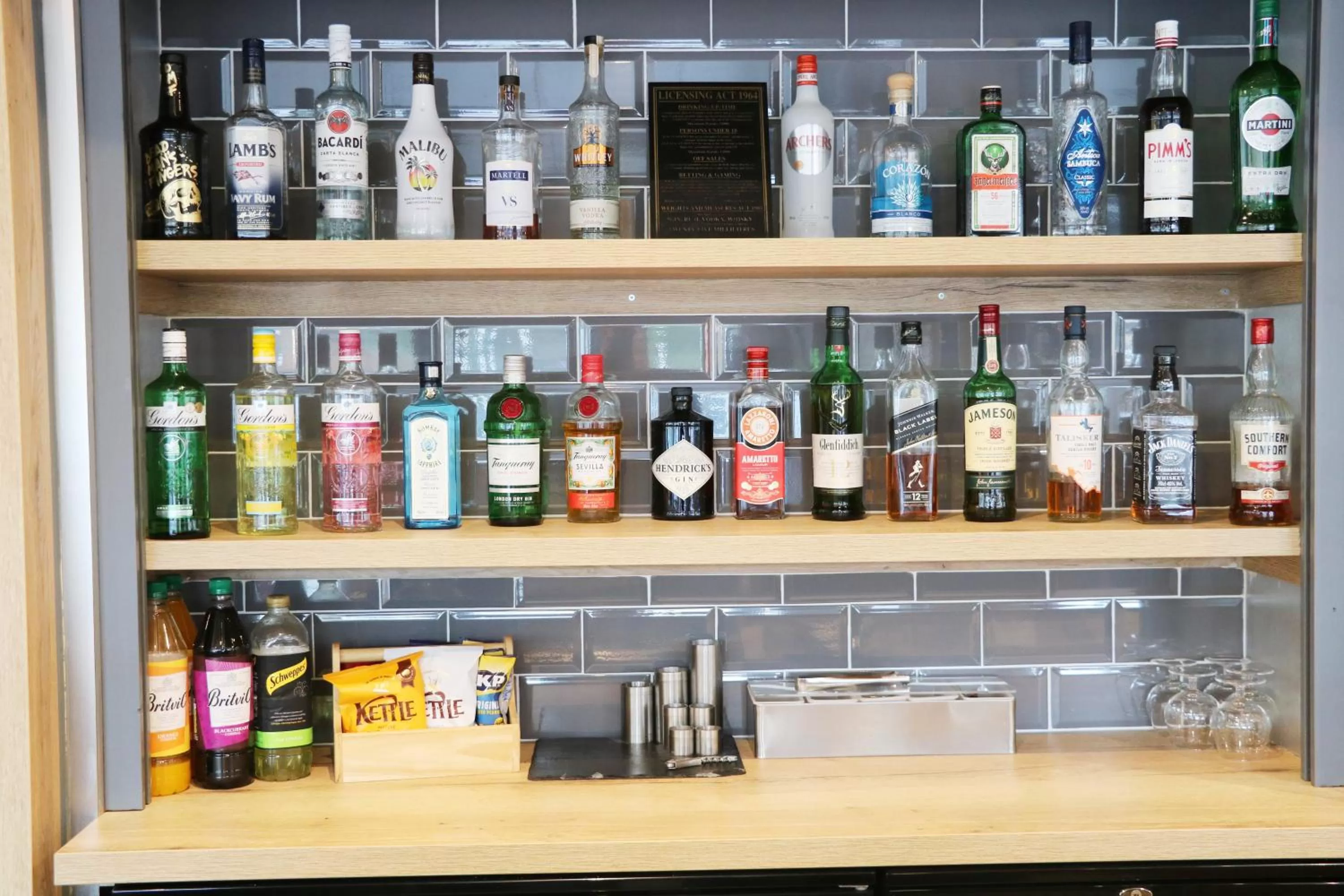 Lounge or bar in Holiday Inn Express, Chester Racecourse by IHG