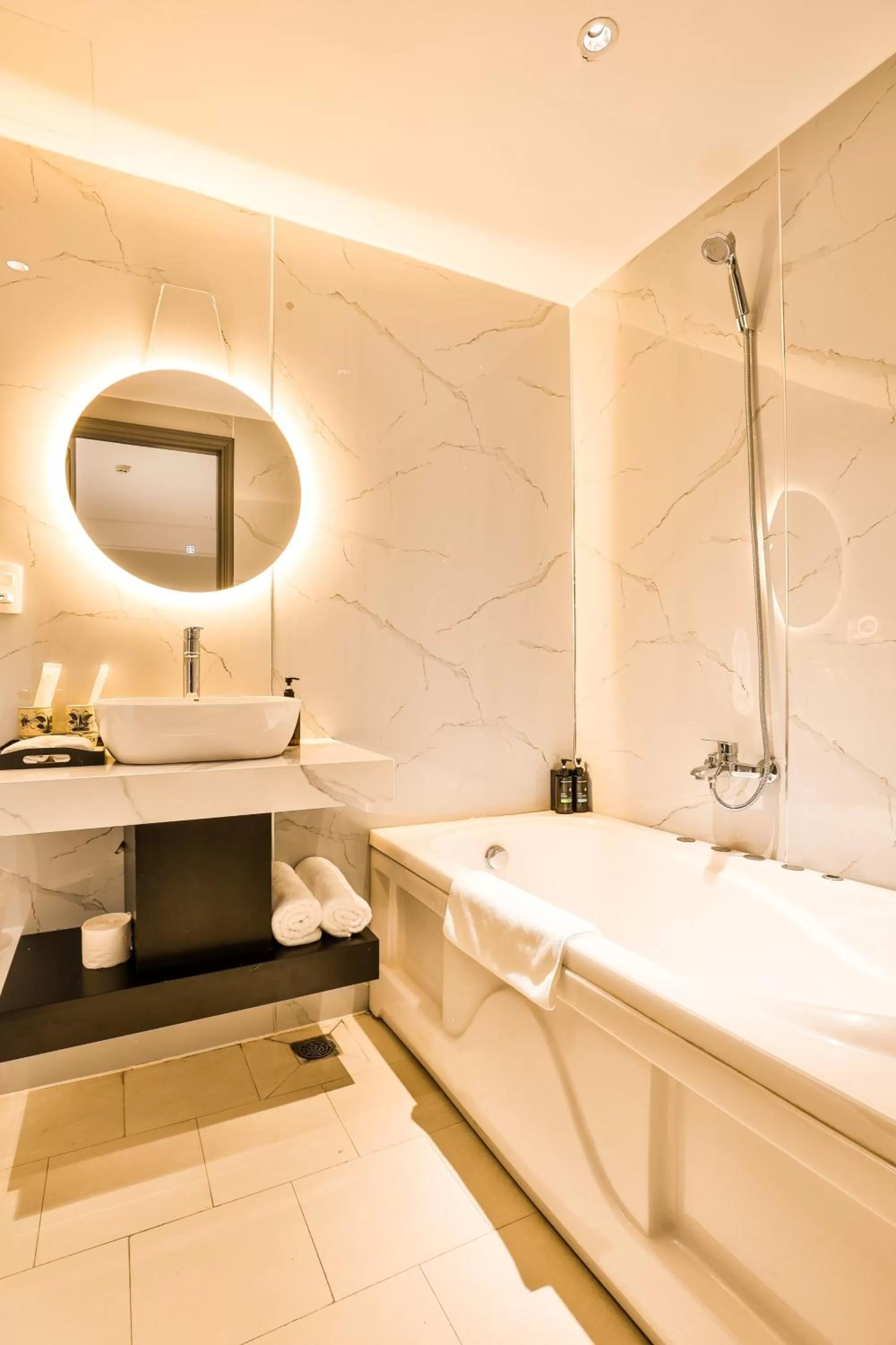 Shower in La Paix Sài Gòn - Boutique Hotel