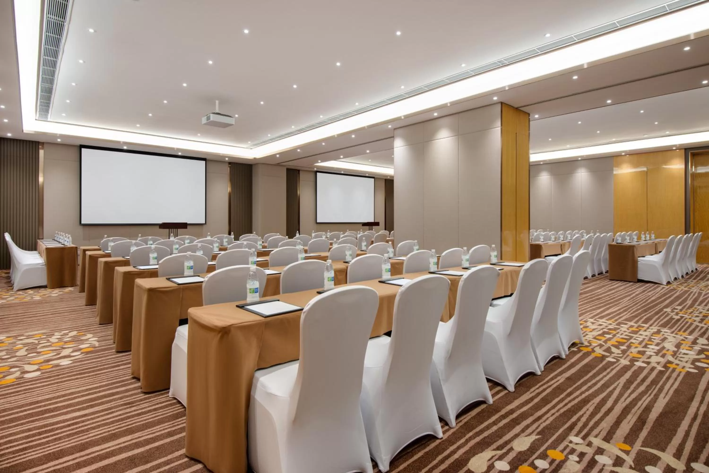 Meeting/conference room in Holiday Inn Express Chengdu Gulou