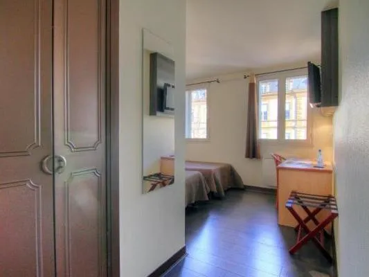 Standard Twin Room in Logis Hôtel Restaurant Le Drakkar