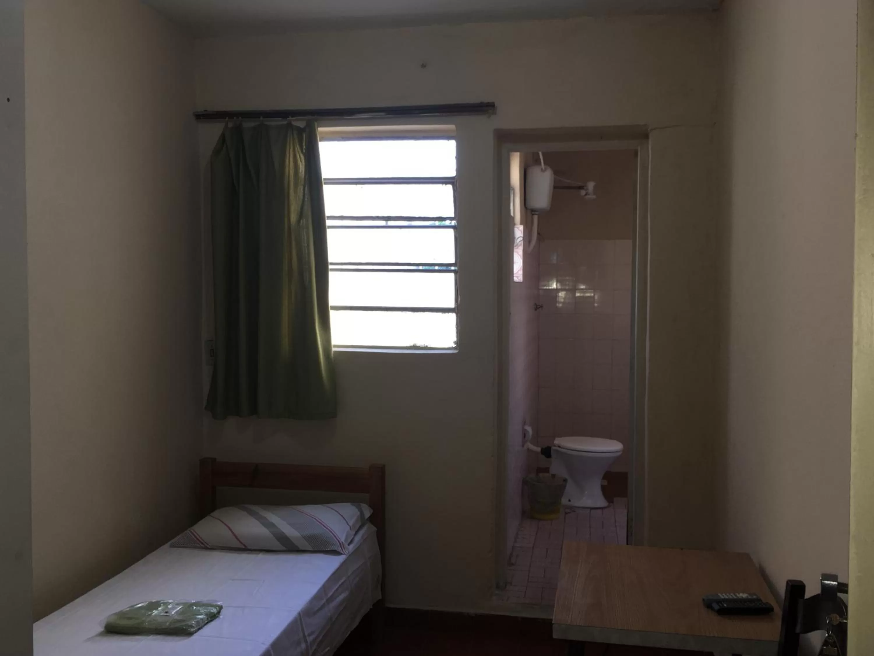 Photo of the whole room, Bed in Hotel Chaves - Quartos Individuais