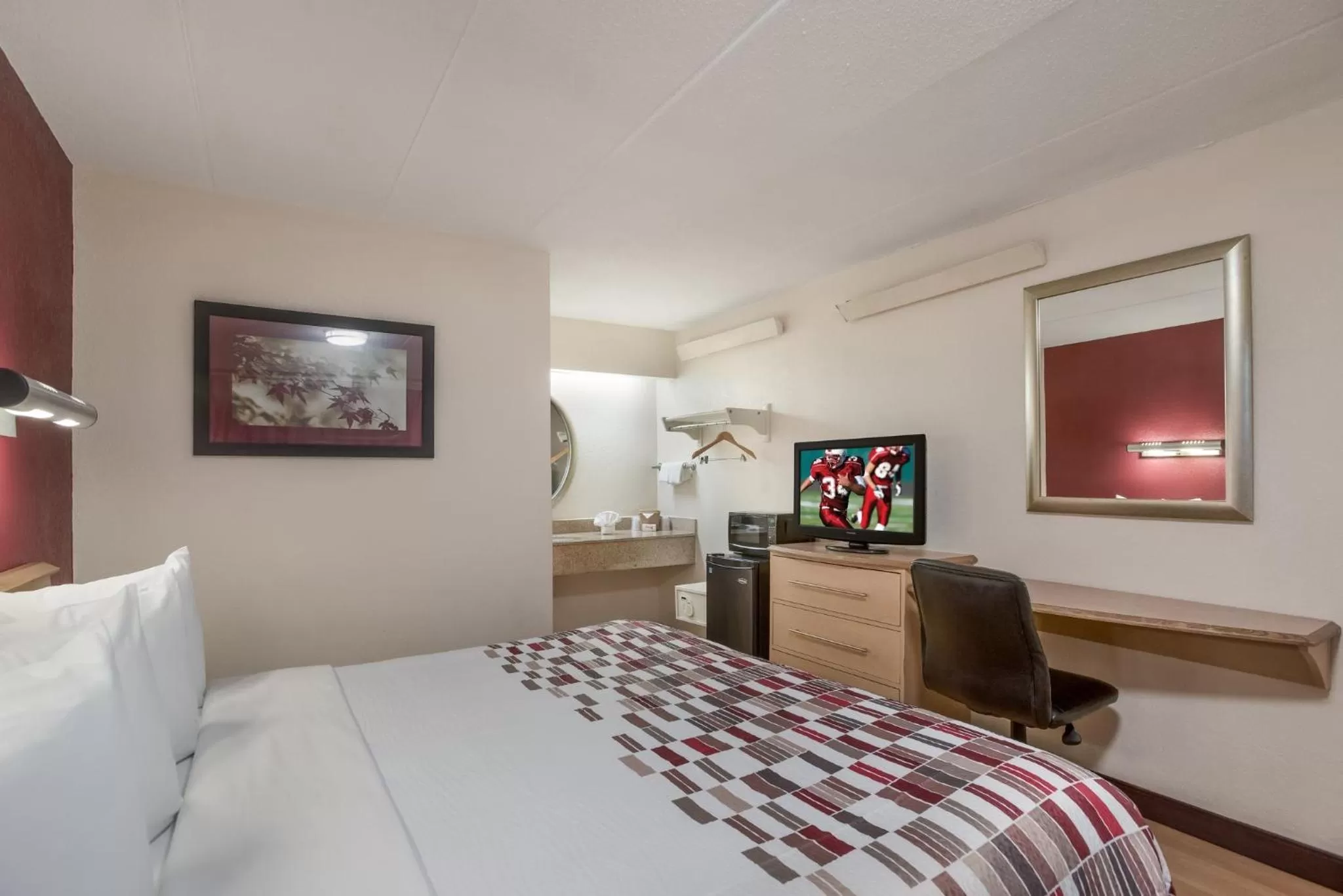 Photo of the whole room, Bed in Red Roof Inn Philadelphia - Trevose