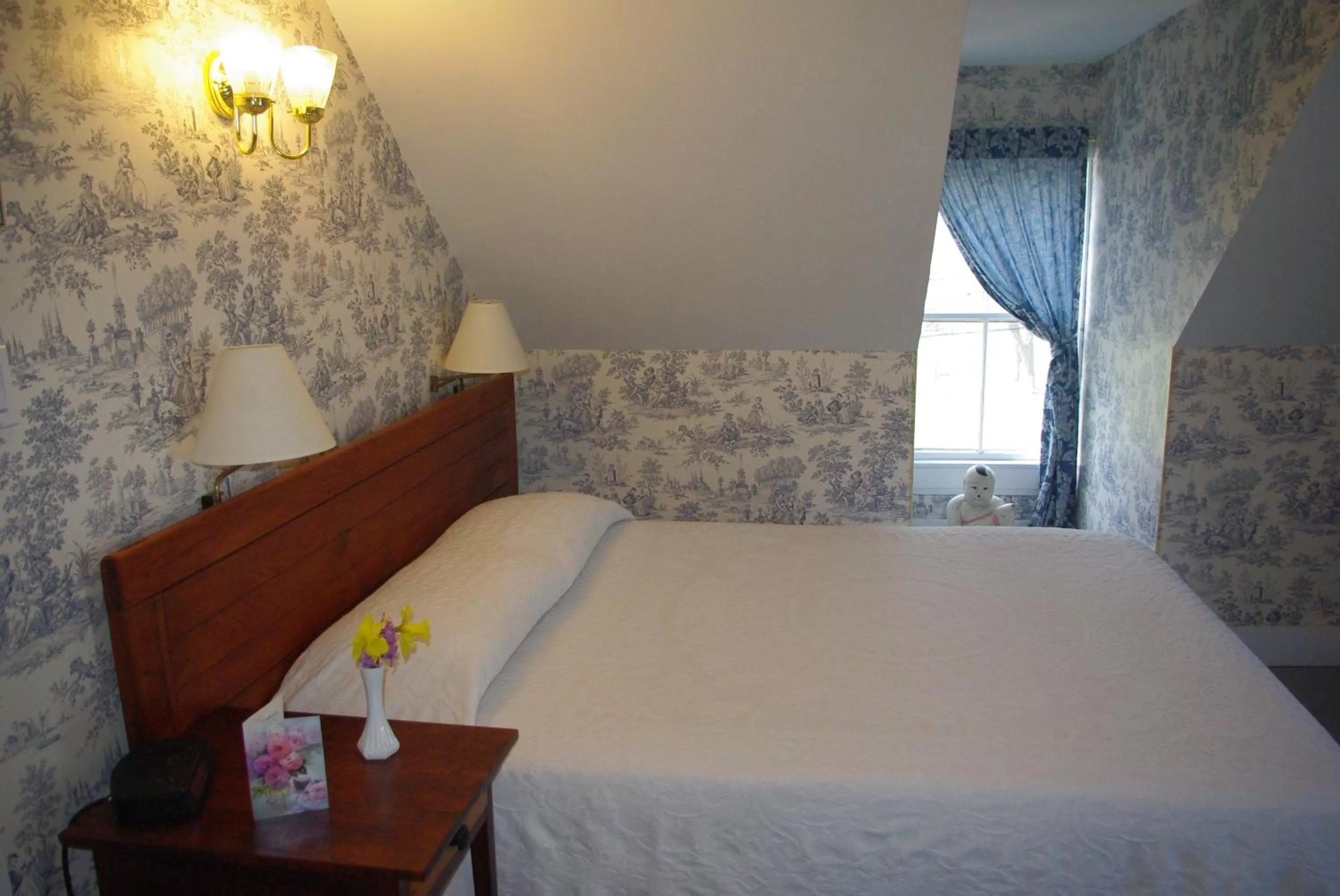 Day, Bed in The Garrison House Inn