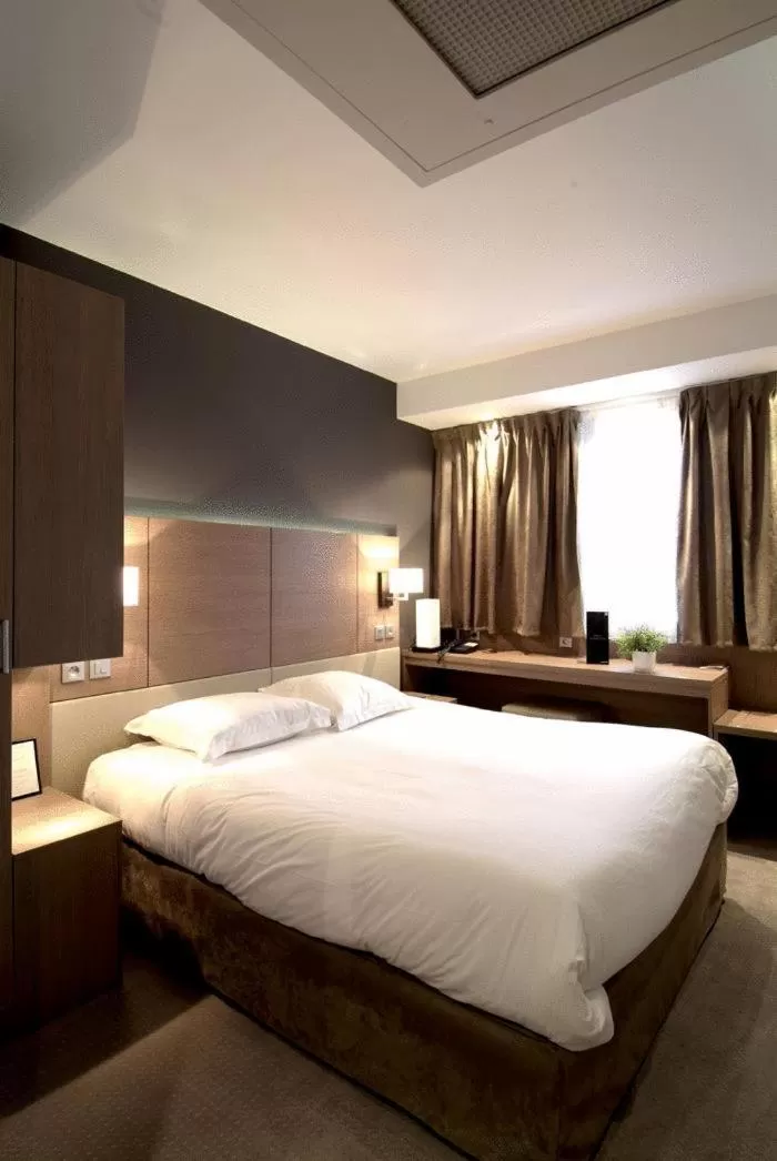 Photo of the whole room, Bed in The Originals Boutique, Hôtel Marytel, Montbrison