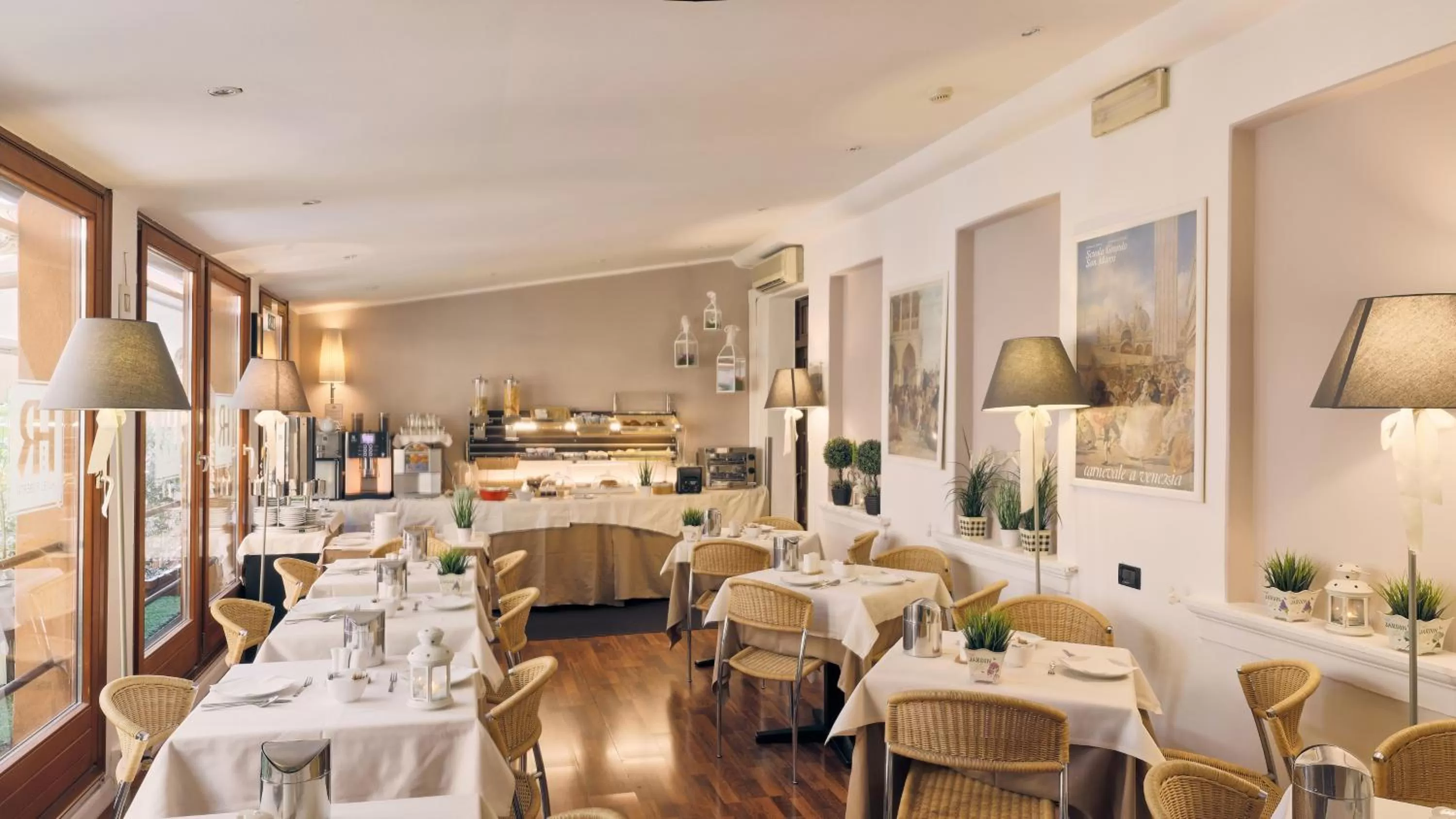 Restaurant/places to eat in Hotel Roberta