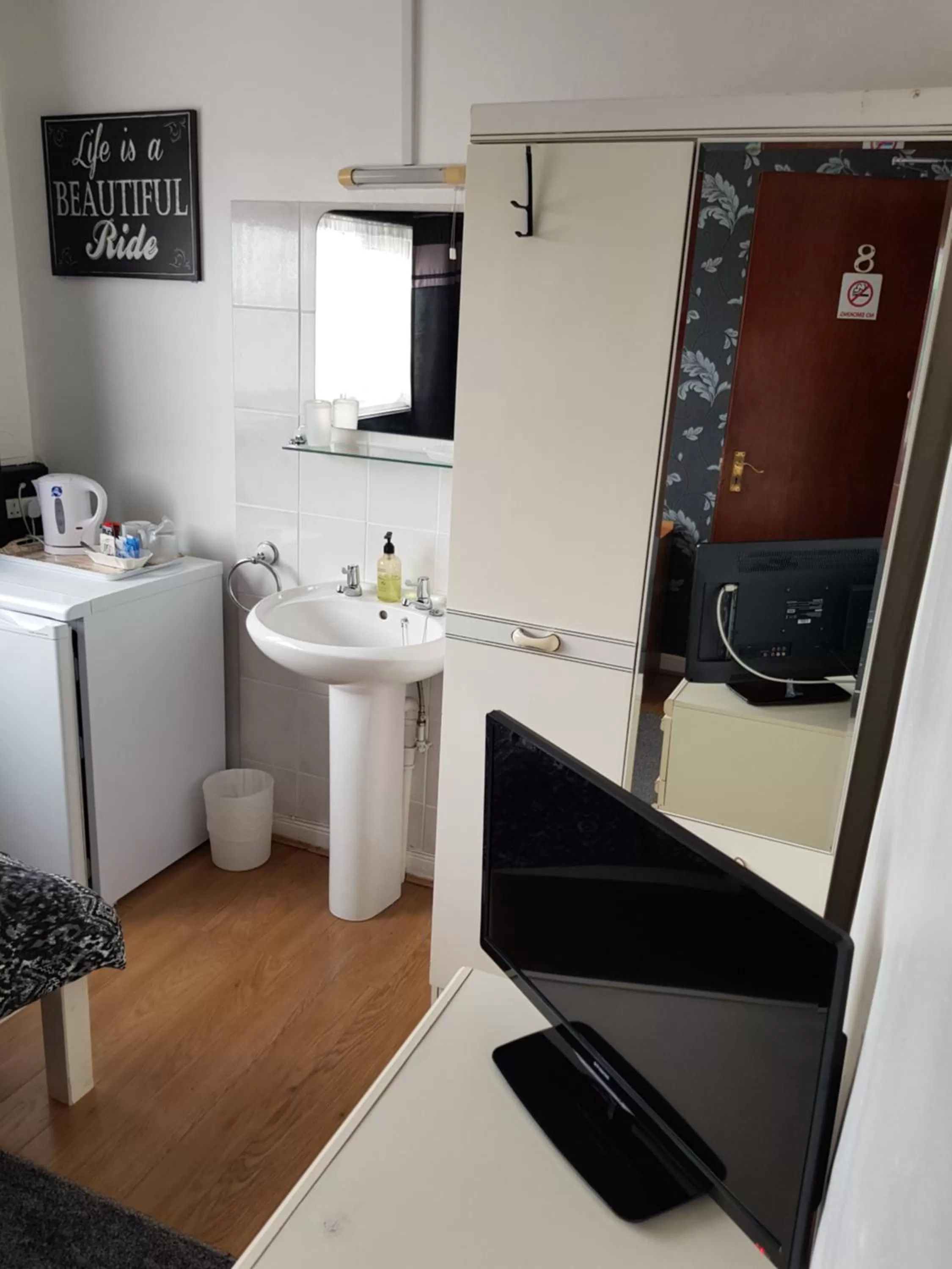 TV and multimedia in Sunnyside Hotel