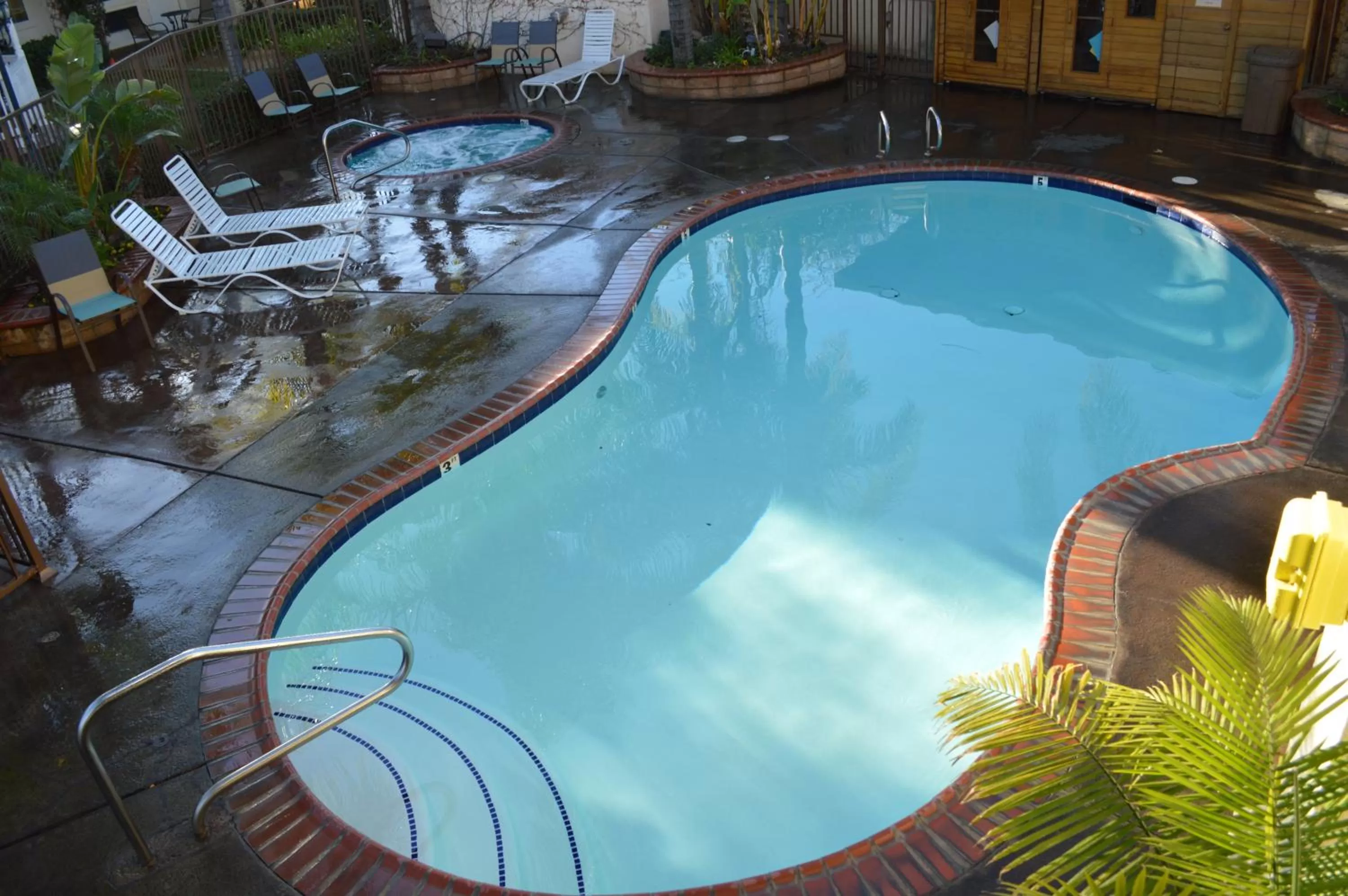 Swimming pool in Dynasty Suites Redlands