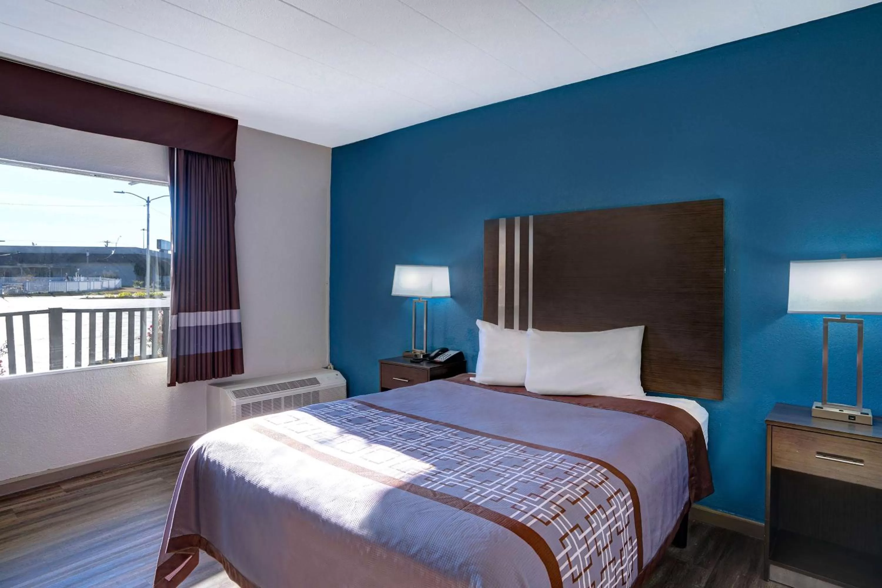 Photo of the whole room, Bed in Motel 6 Burlington