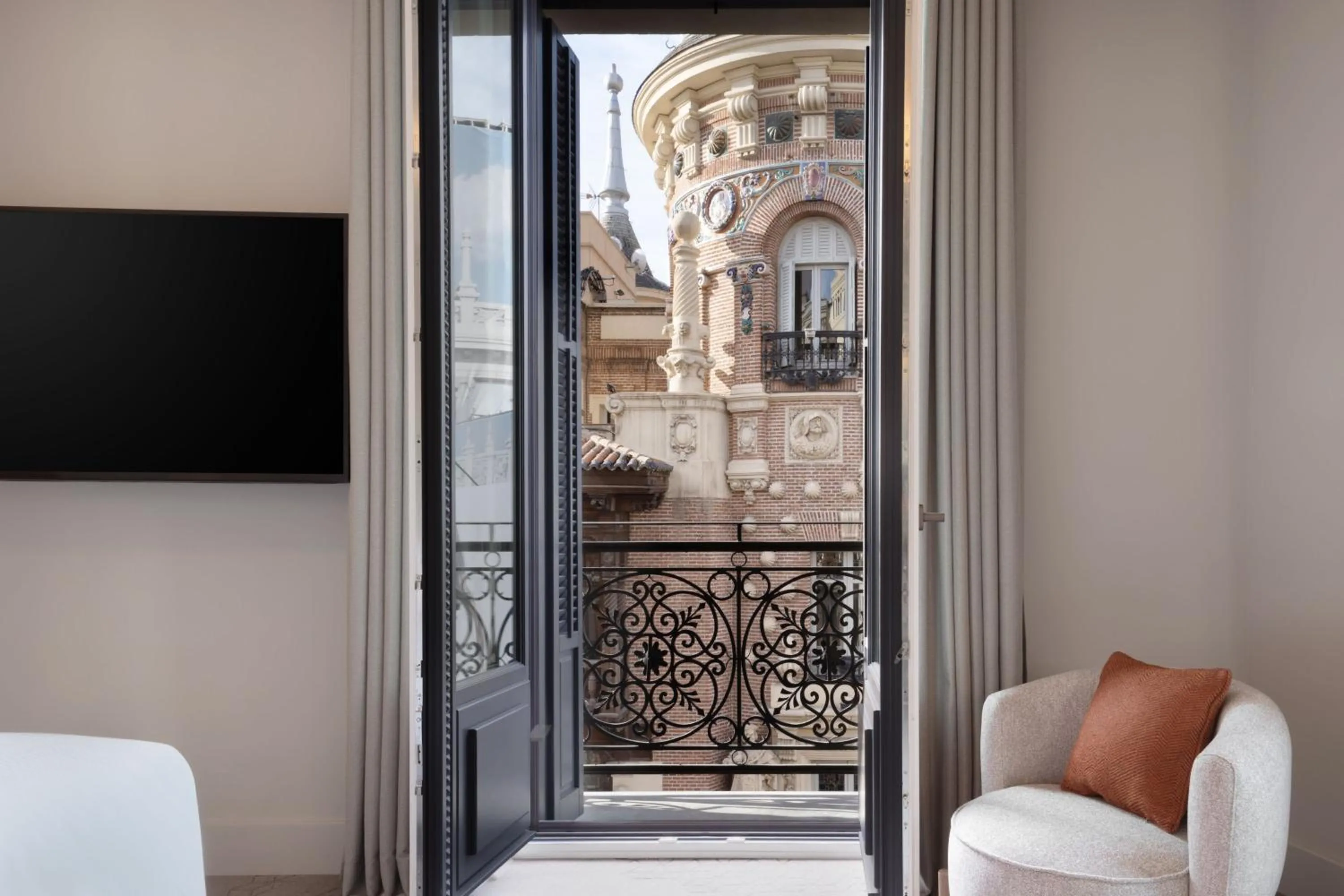 Photo of the whole room in JW Marriott Hotel Madrid