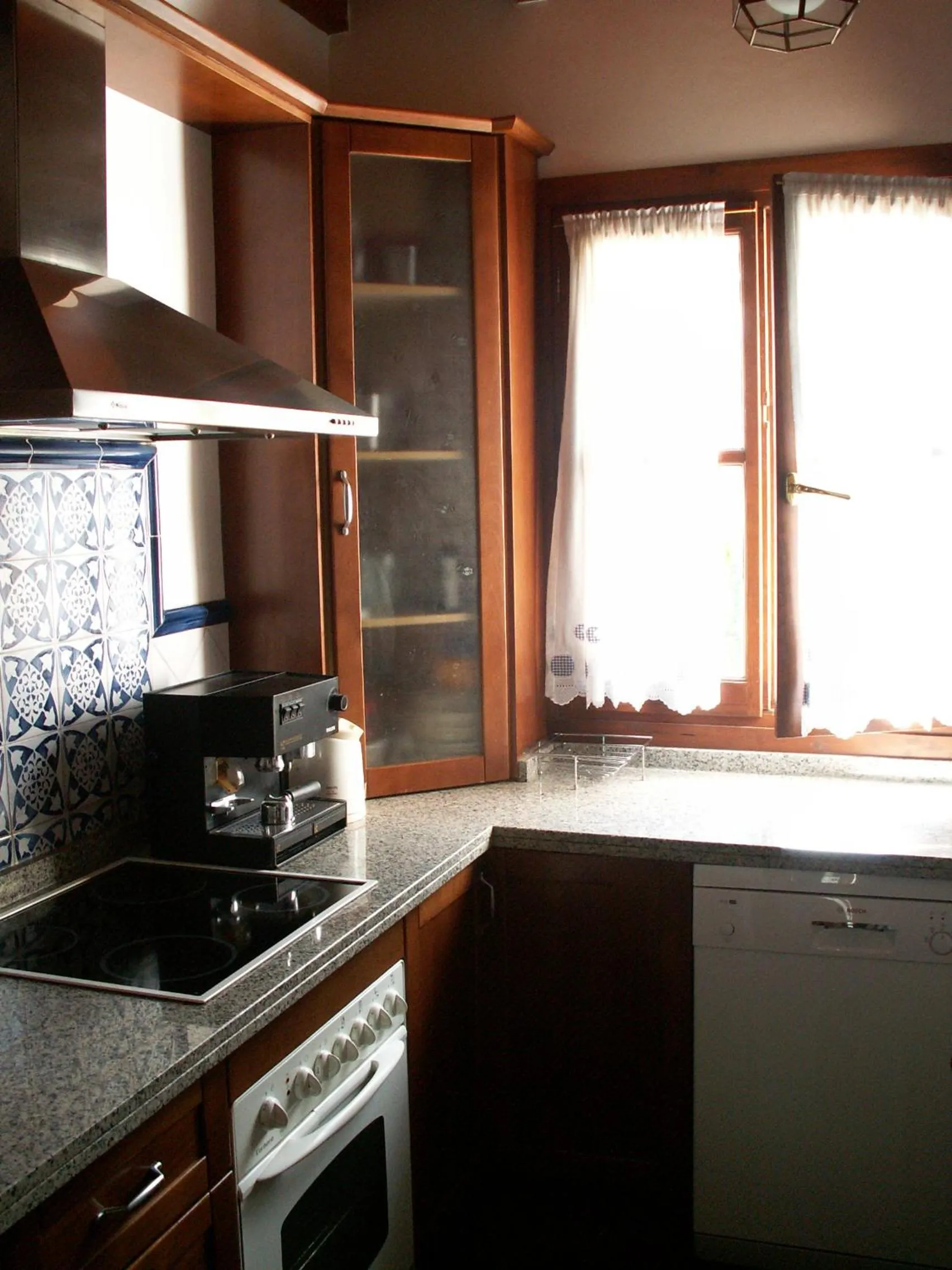 Kitchen or kitchenette in Oasis Backpackers' Hostel Granada
