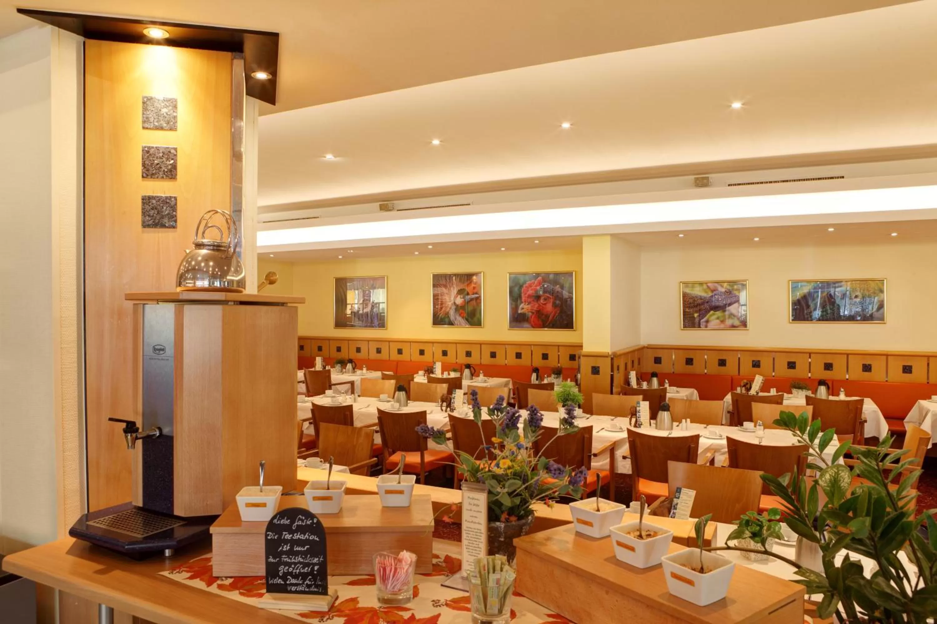 Restaurant/places to eat in ABACUS Tierpark Hotel