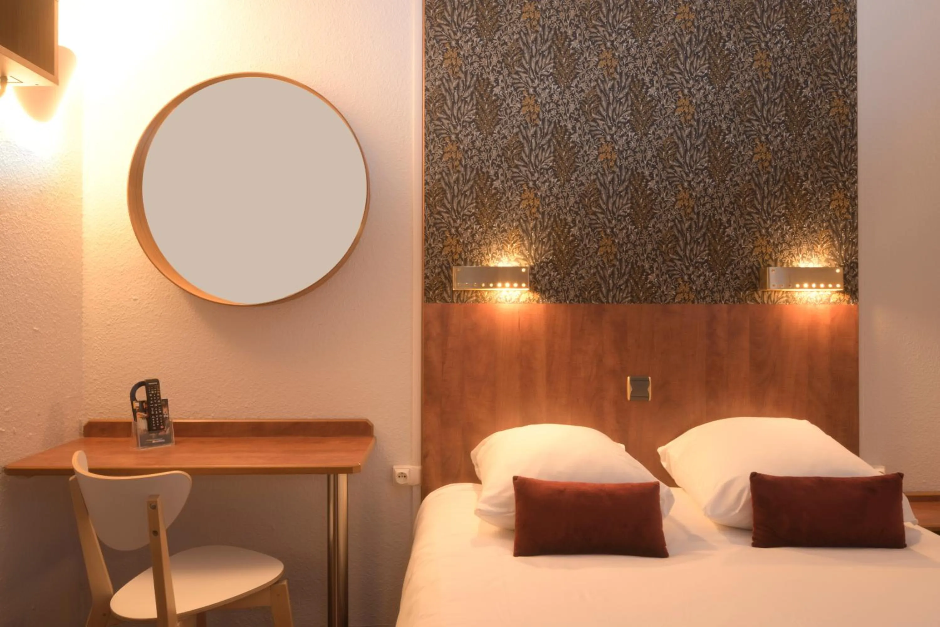 Photo of the whole room, Bed in Hotel Arc-En-Ciel Colmar Contact Hotel