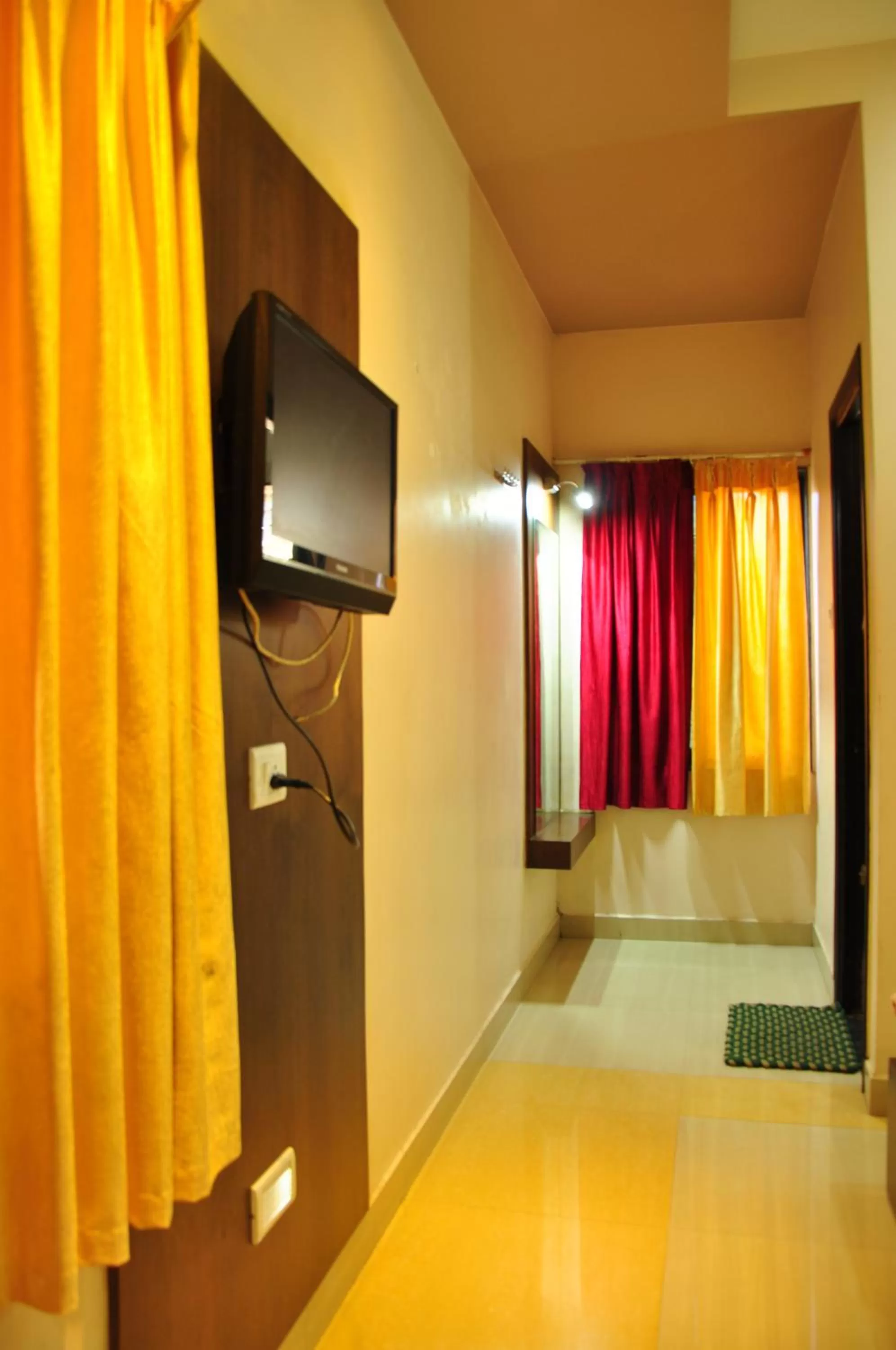 TV and multimedia, TV/Entertainment Center in Hotel Oasis